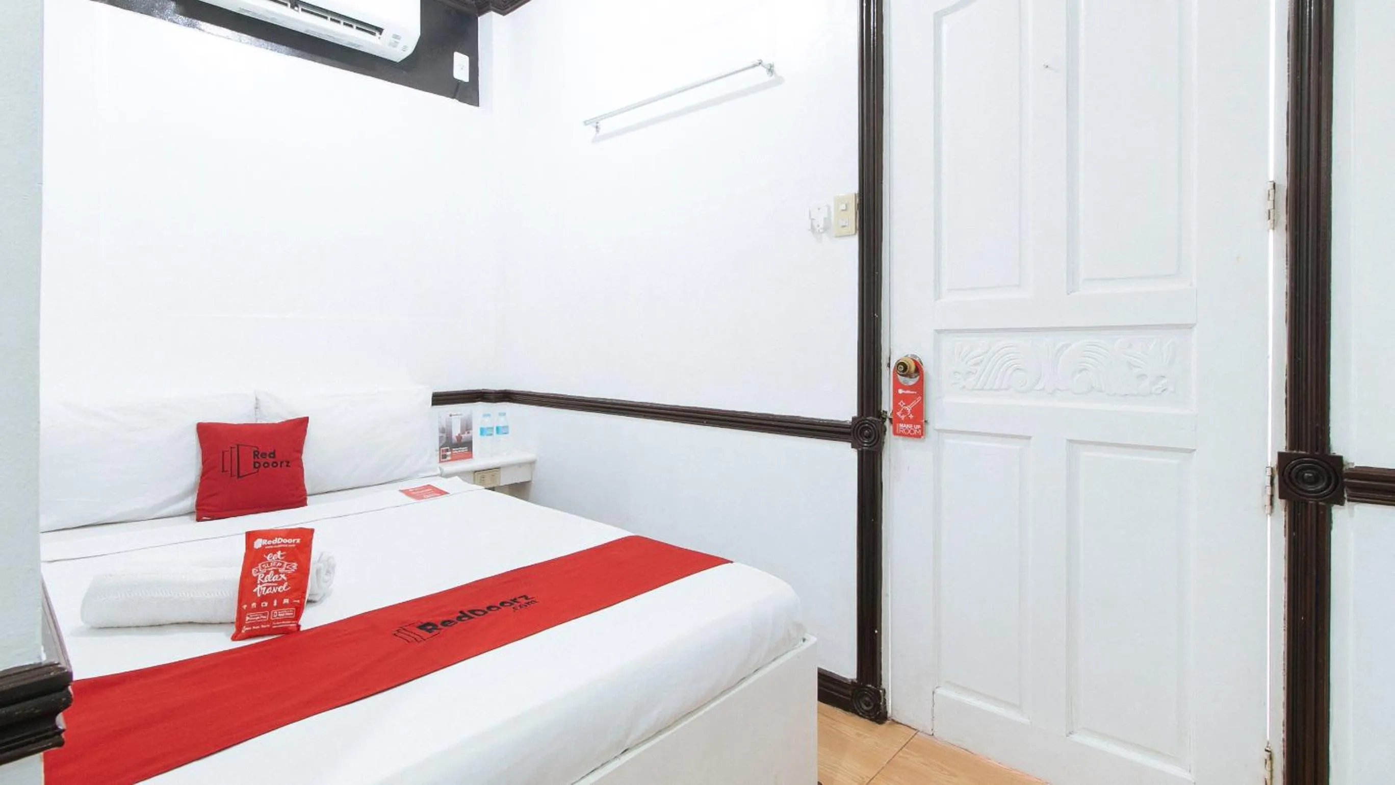 Photo of the whole room, Bed in RedDoorz Plus at Villa Gloria Taguig