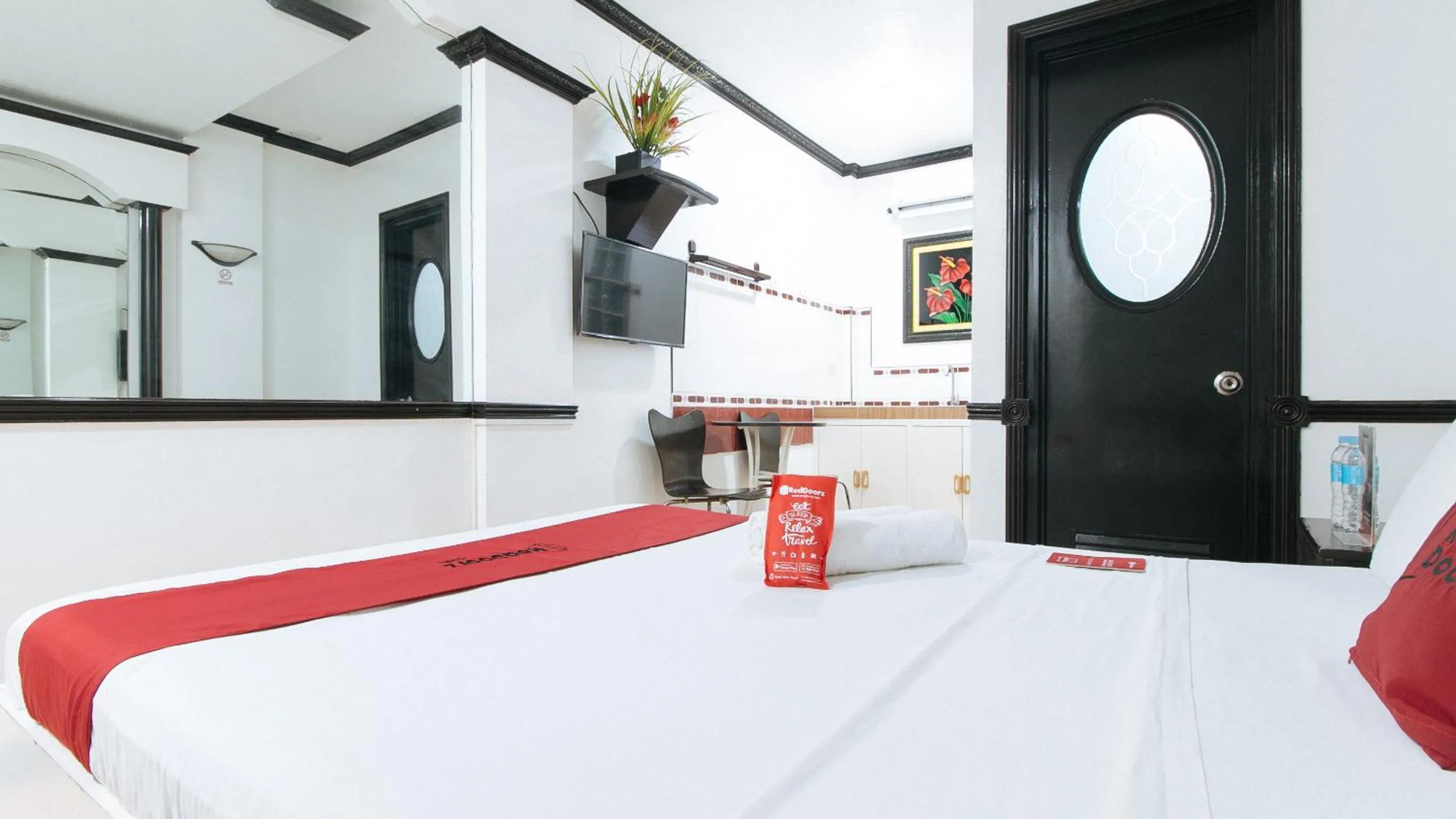 Photo of the whole room, Bed in RedDoorz Plus at Villa Gloria Taguig