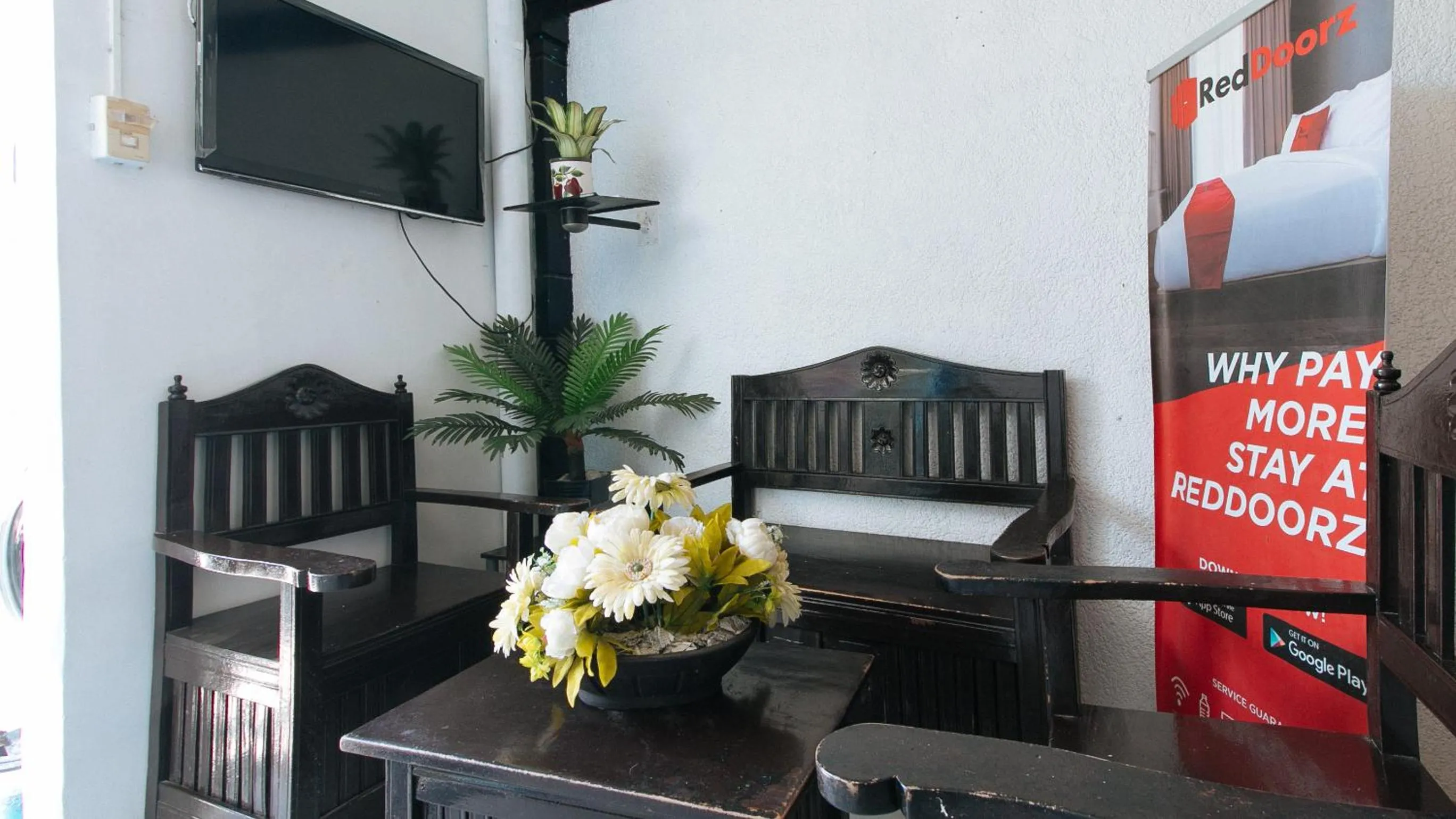 Communal lounge/ TV room in RedDoorz Plus at Villa Gloria Taguig