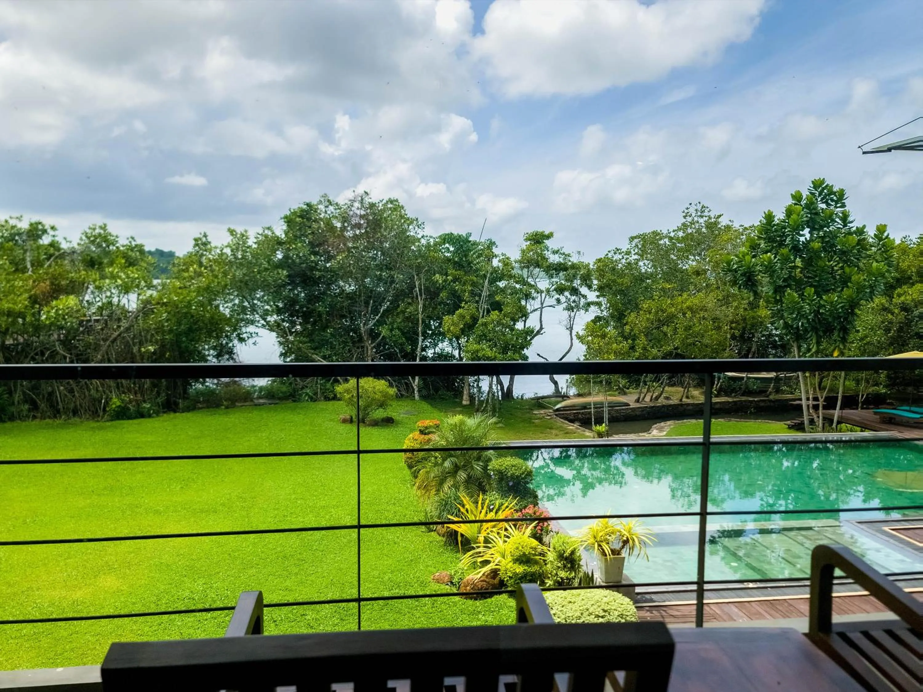 Swimming pool in Moi Koggala by DBI - Free drop off to the beach