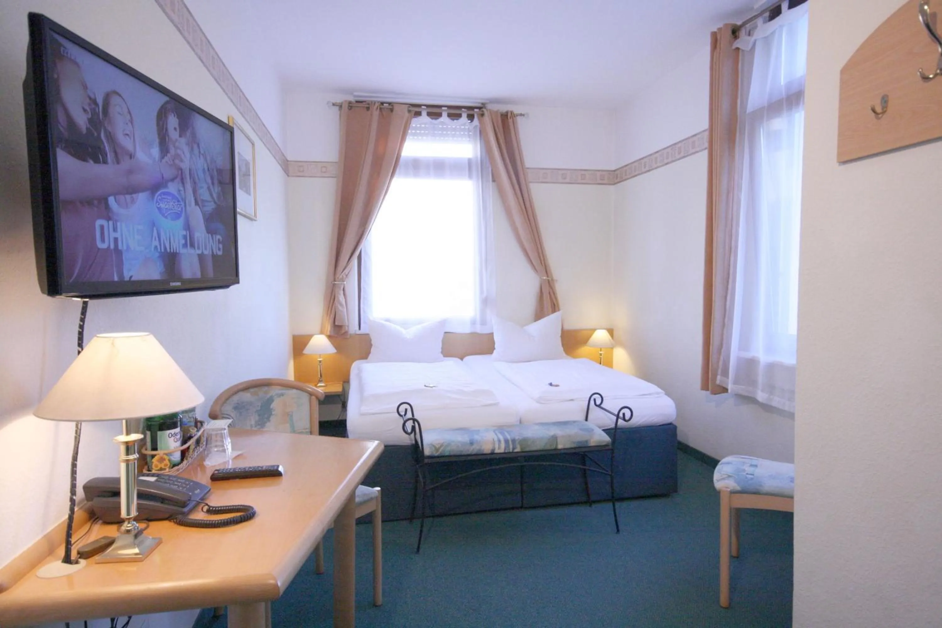 Photo of the whole room, Bed in Classic Inn