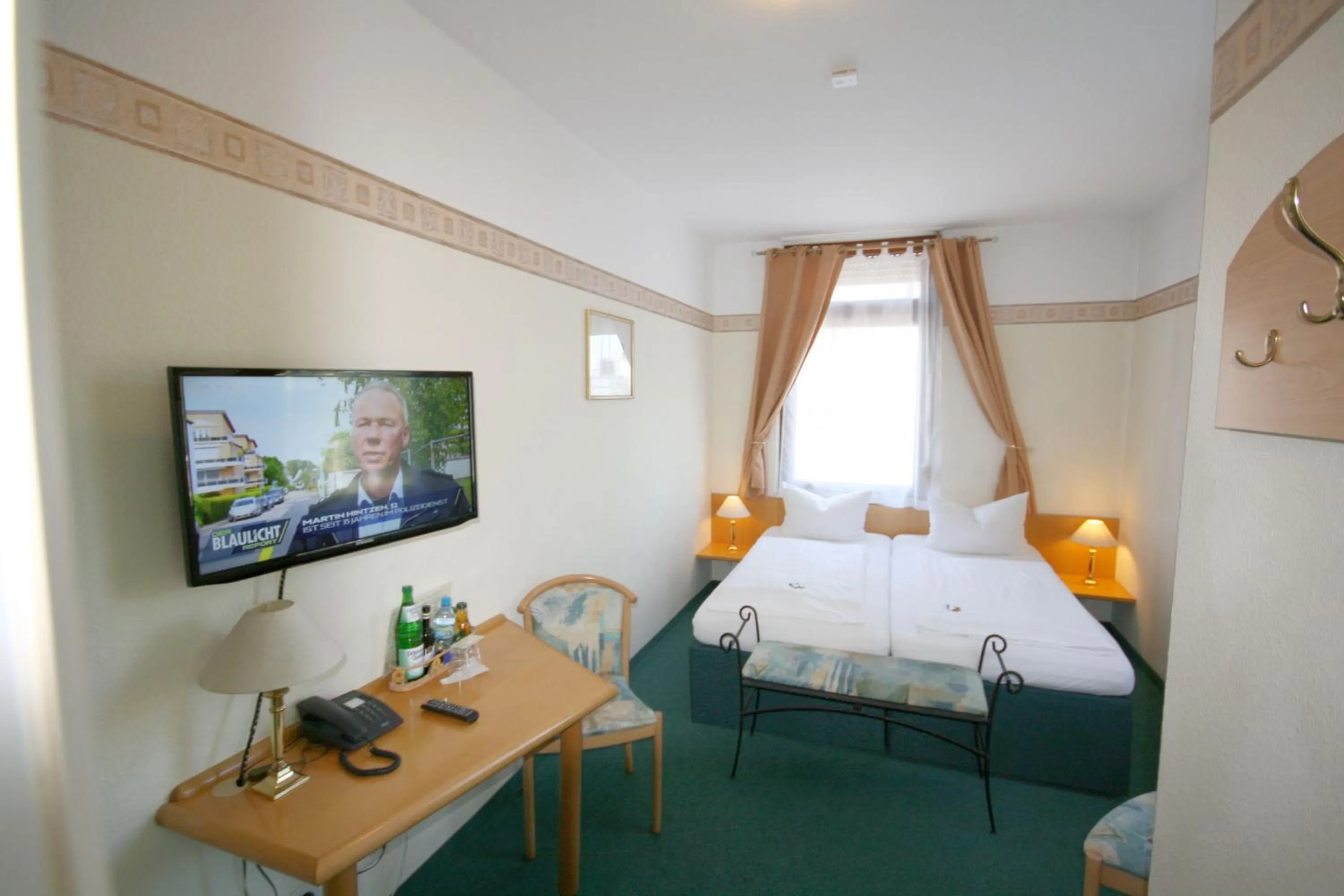 Photo of the whole room, Bed in Classic Inn