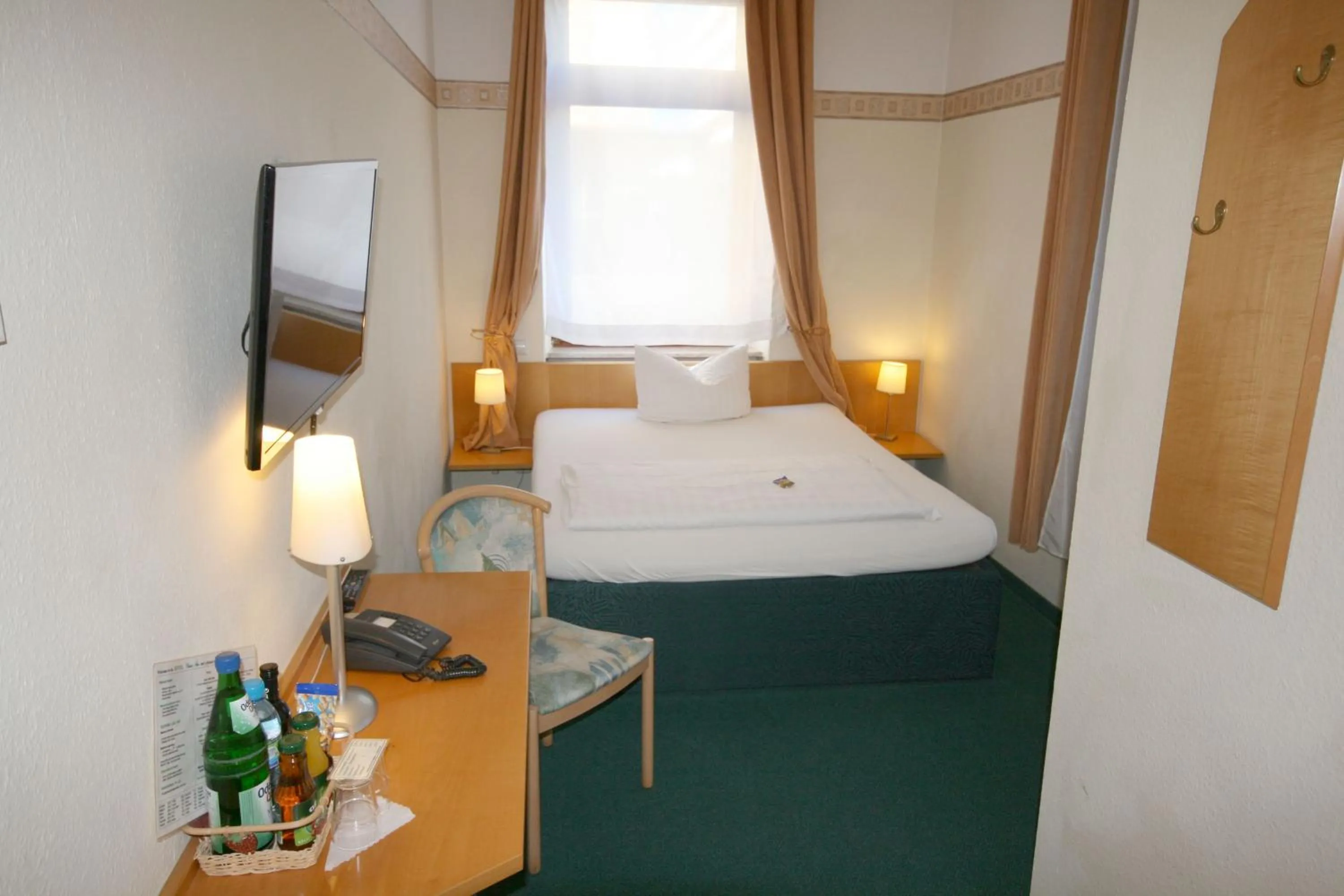 Photo of the whole room, Bed in Classic Inn