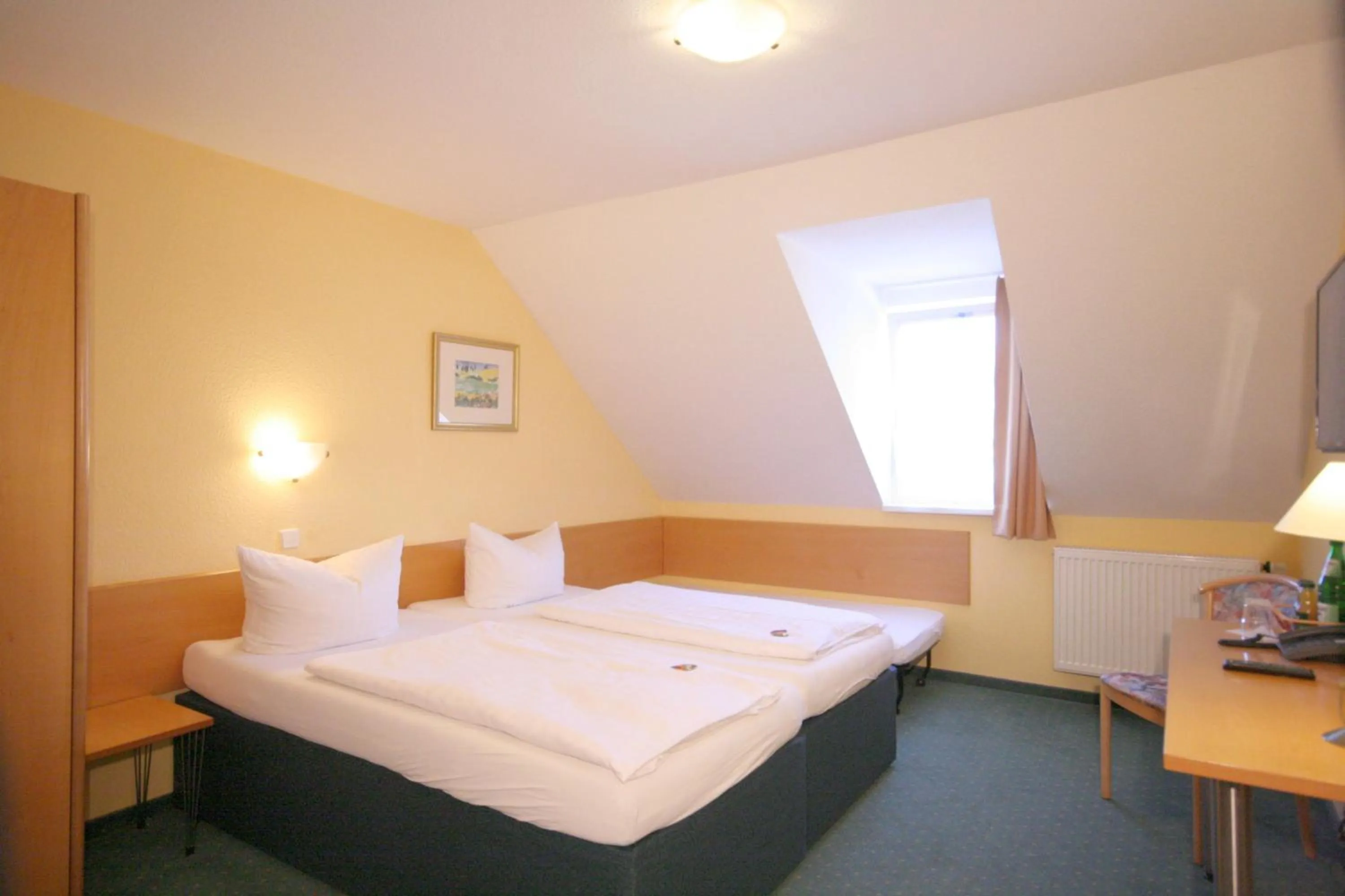 Photo of the whole room, Bed in Classic Inn