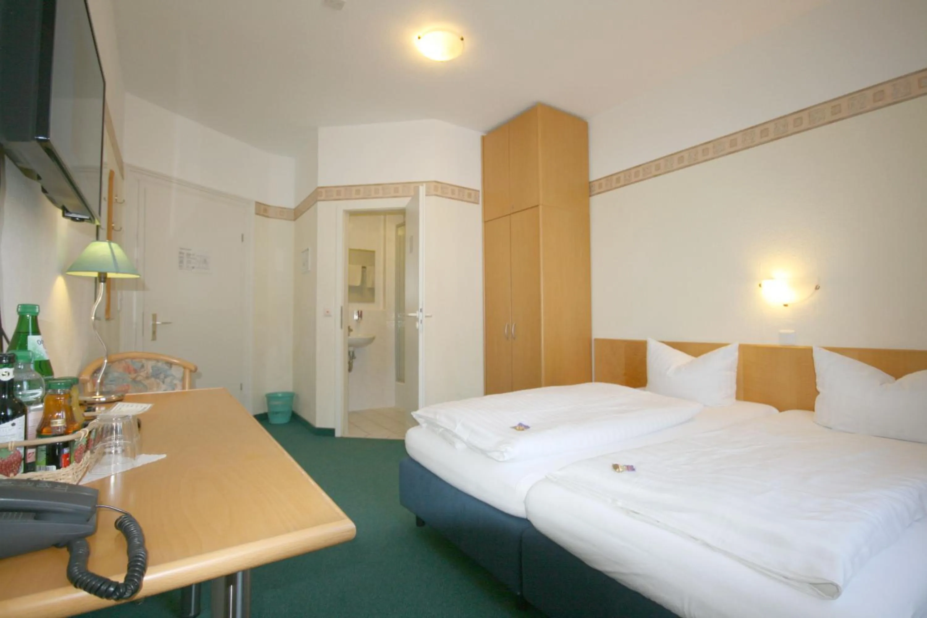 Photo of the whole room, Bed in Classic Inn