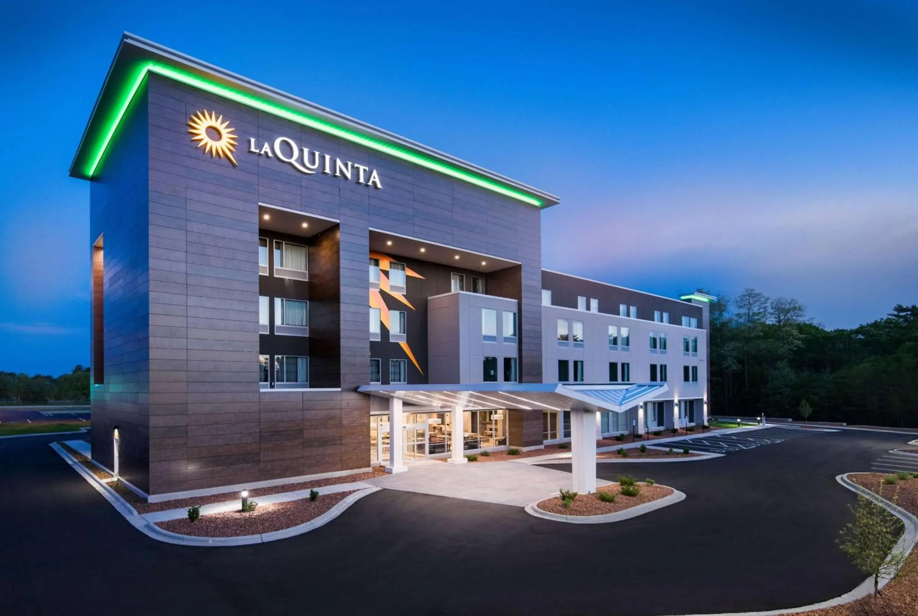 Property building in La Quinta Inn & Suites by Wyndham Wisconsin Dells- Lake Delton Property building in La Quinta Inn & Suites by Wyndham Wisconsin Dells- Lake Delton