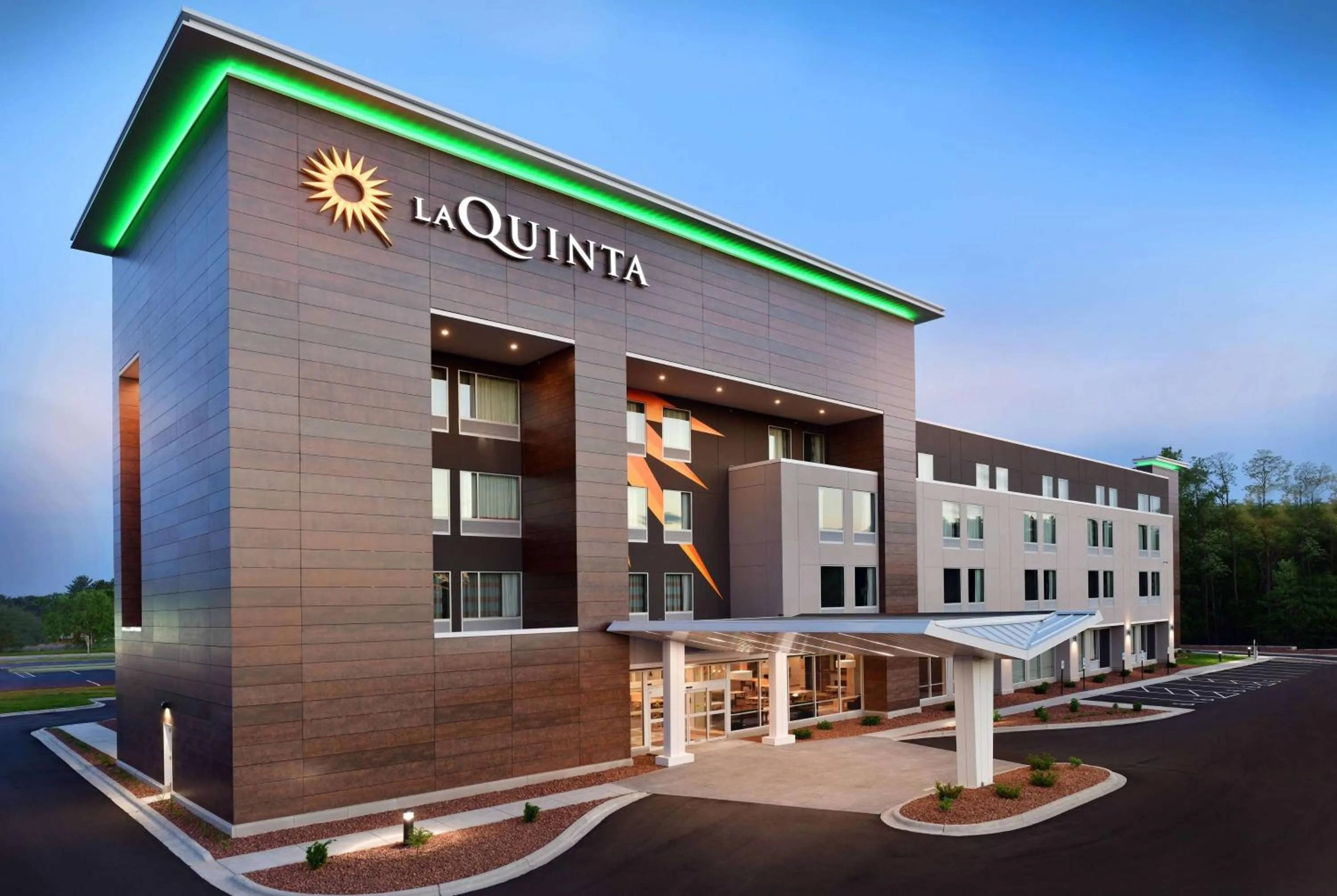 Property building in La Quinta Inn & Suites by Wyndham Wisconsin Dells- Lake Delton