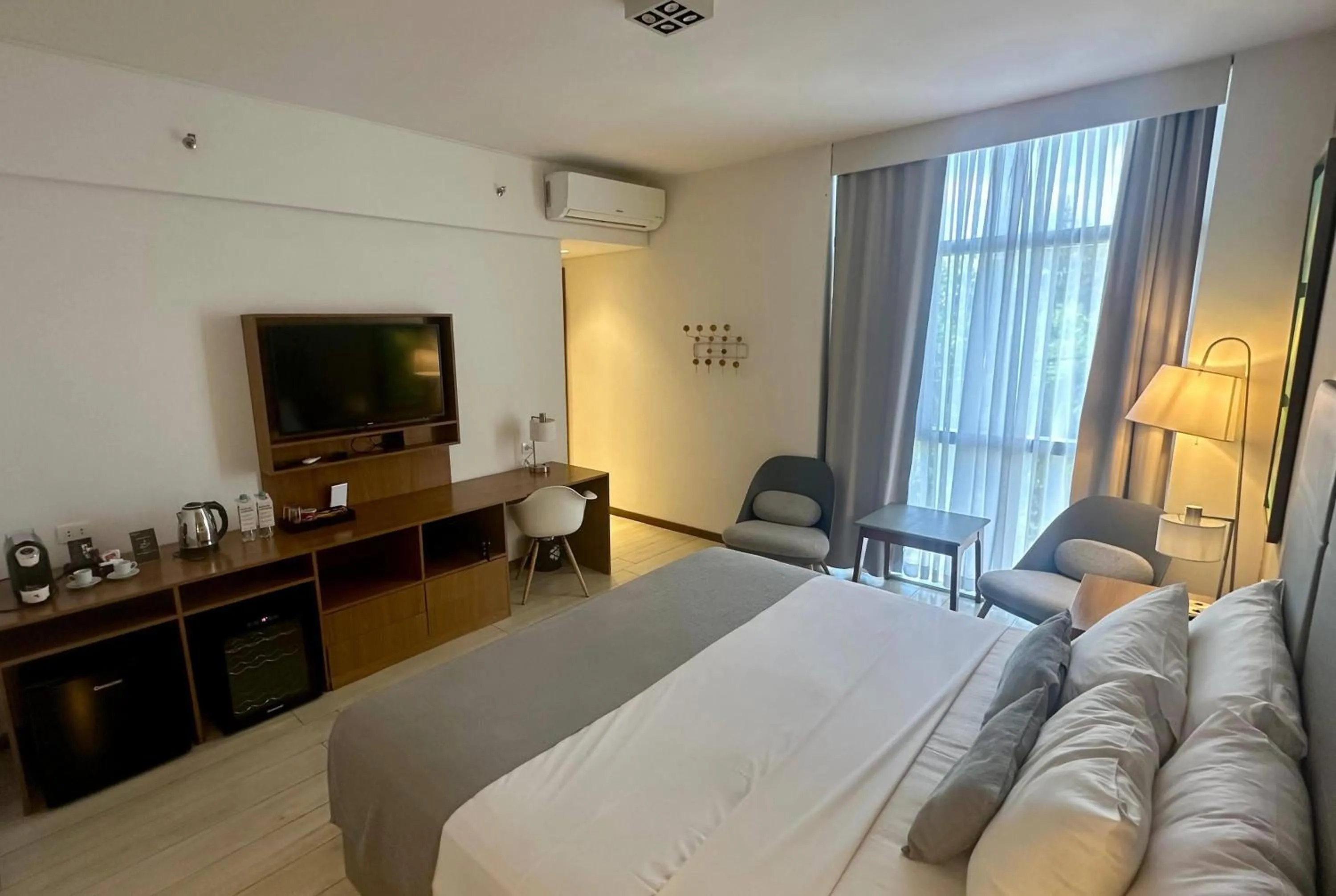 Photo of the whole room, Bed in Dazzler by Wyndham Ciudad del Este