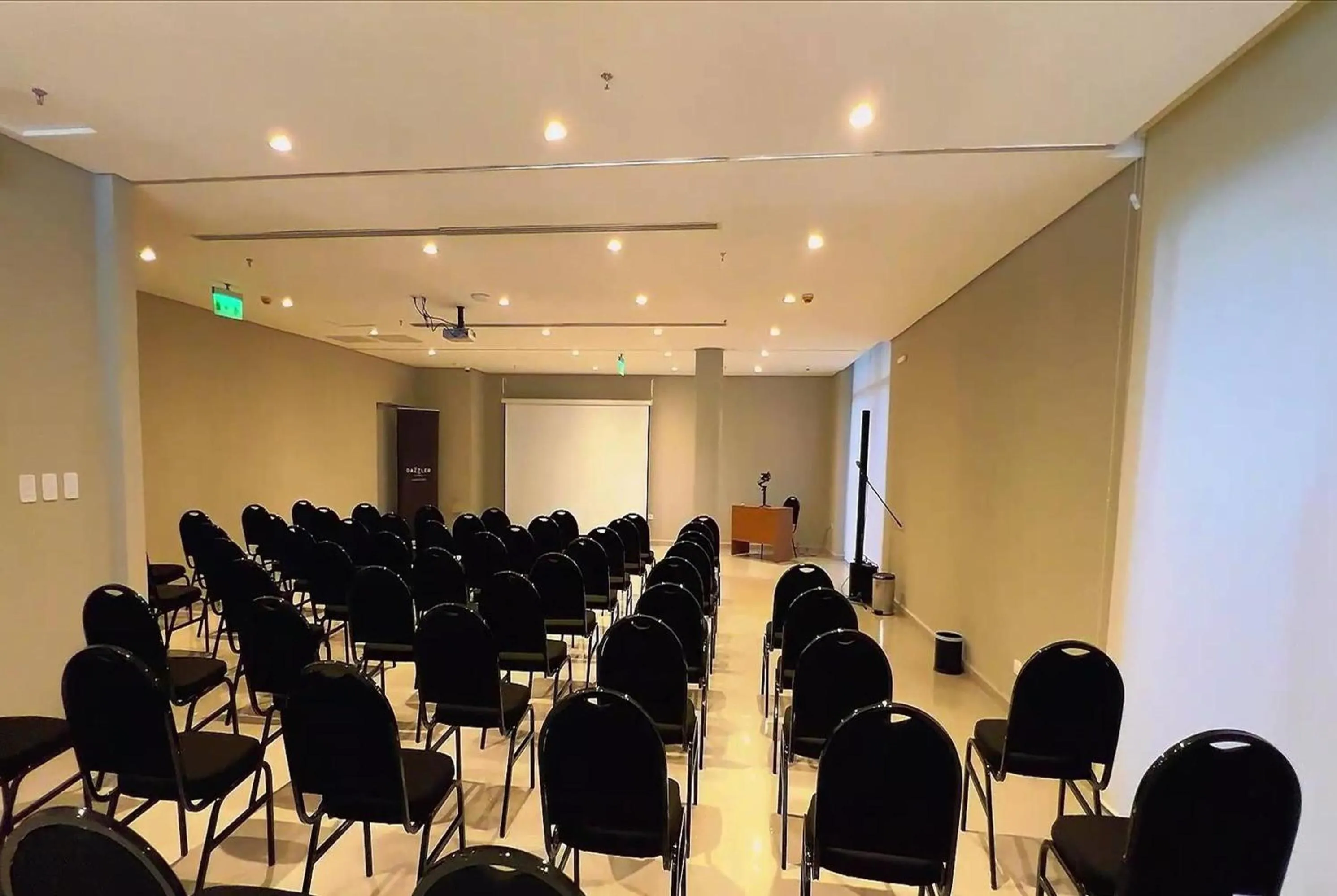 Meeting/conference room in Dazzler by Wyndham Ciudad del Este