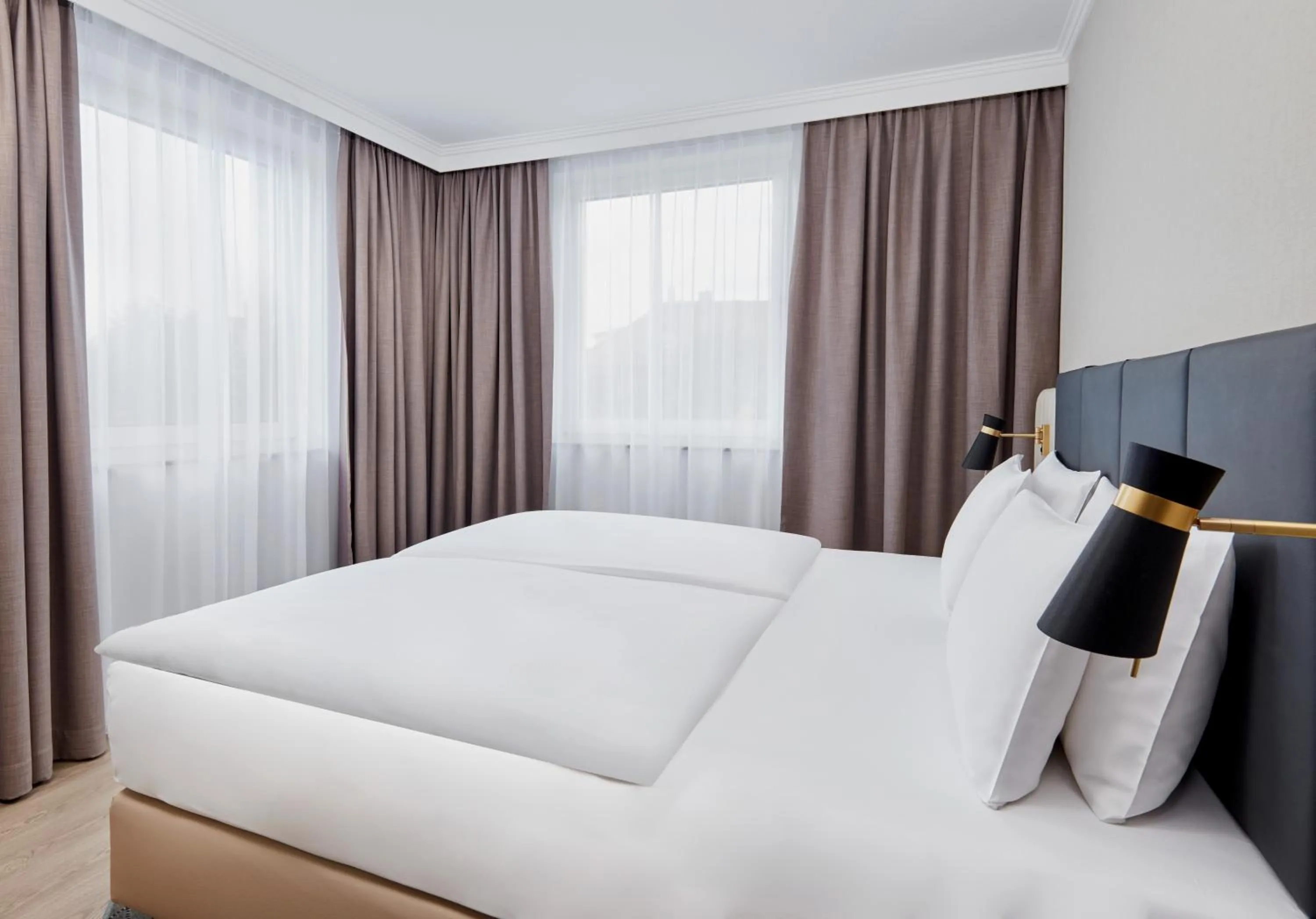 Photo of the whole room, Bed in Crowne Plaza Hamburg-City Alster by IHG