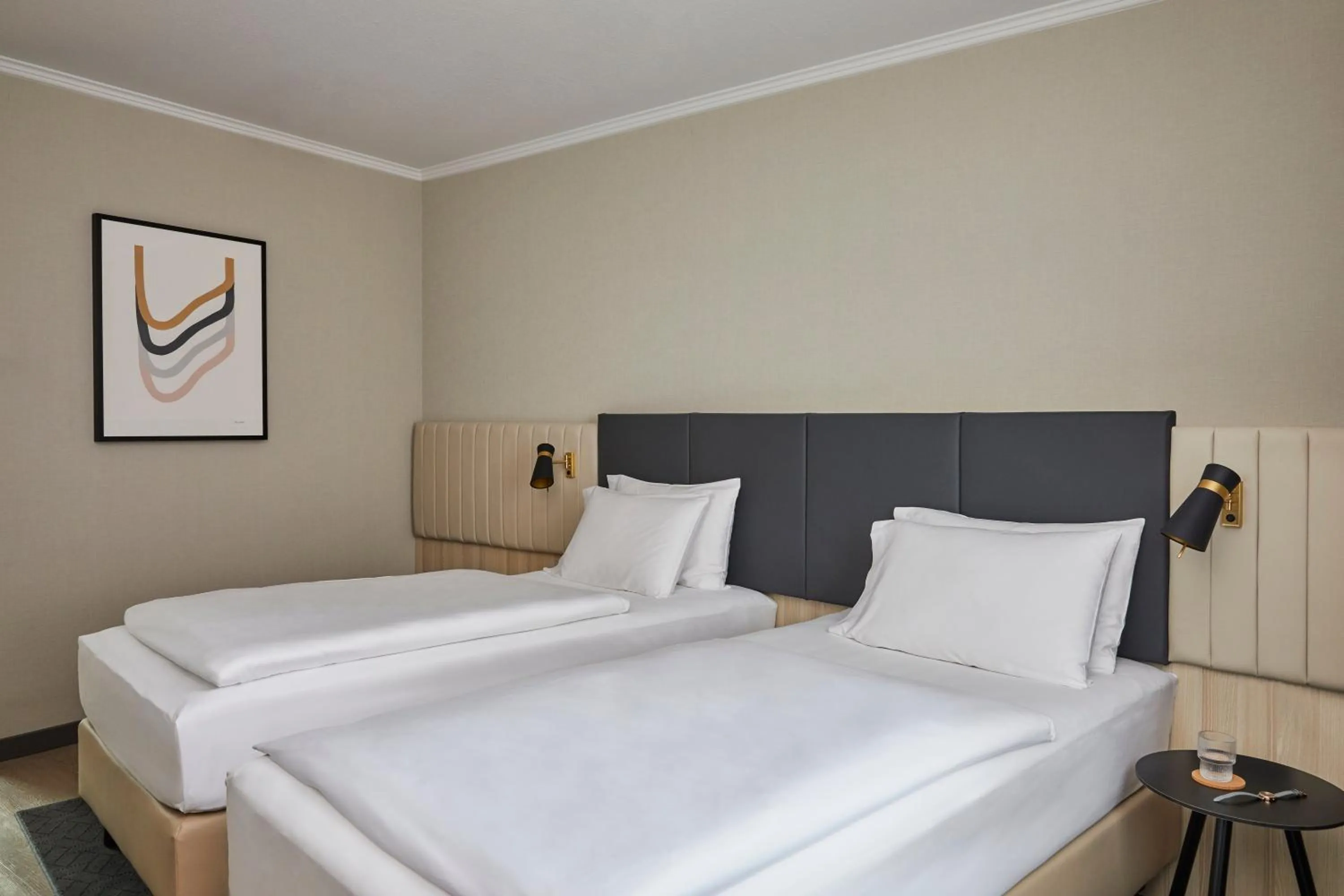 Photo of the whole room, Bed in Crowne Plaza Hamburg-City Alster by IHG