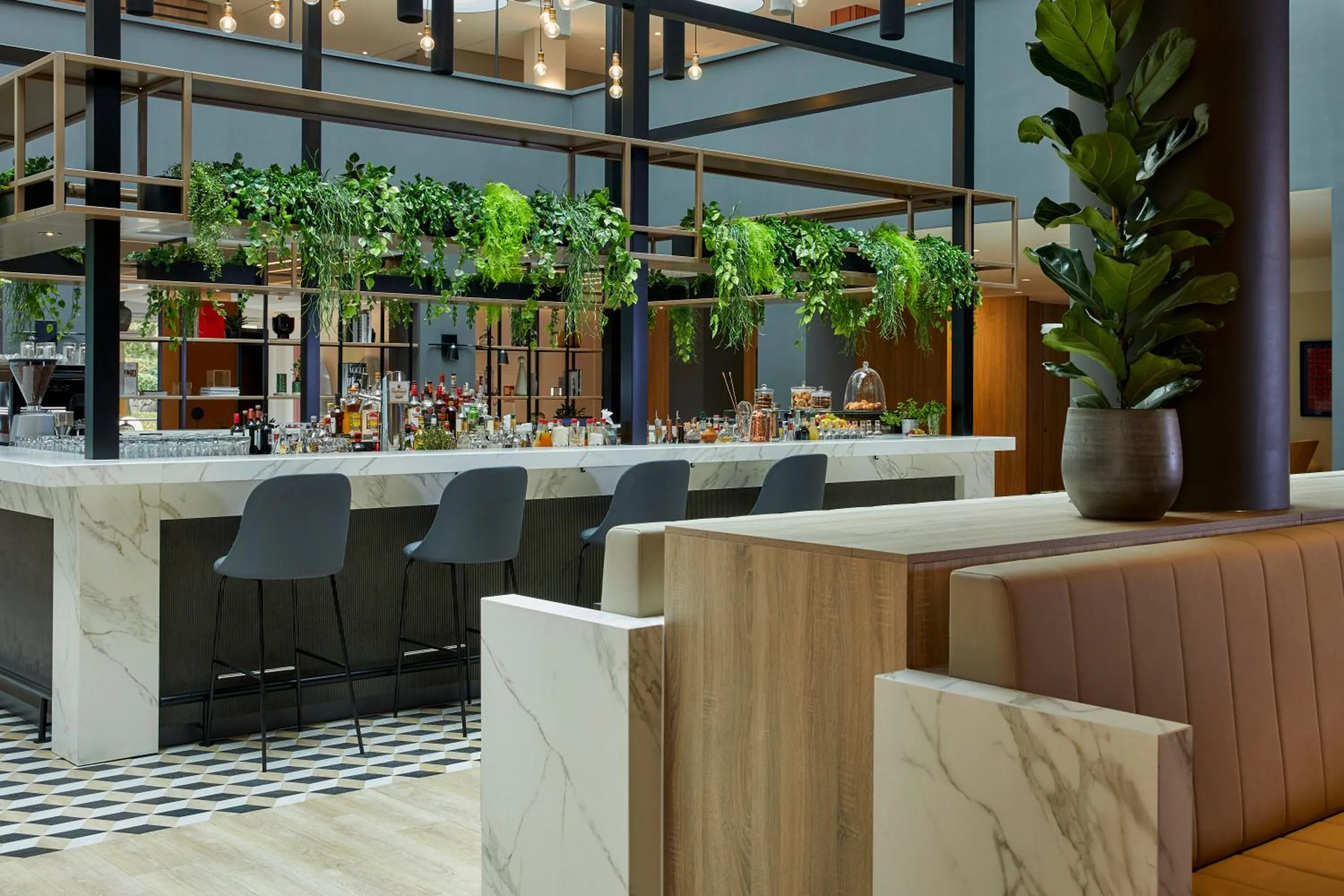 Lounge or bar in Crowne Plaza Hamburg-City Alster by IHG