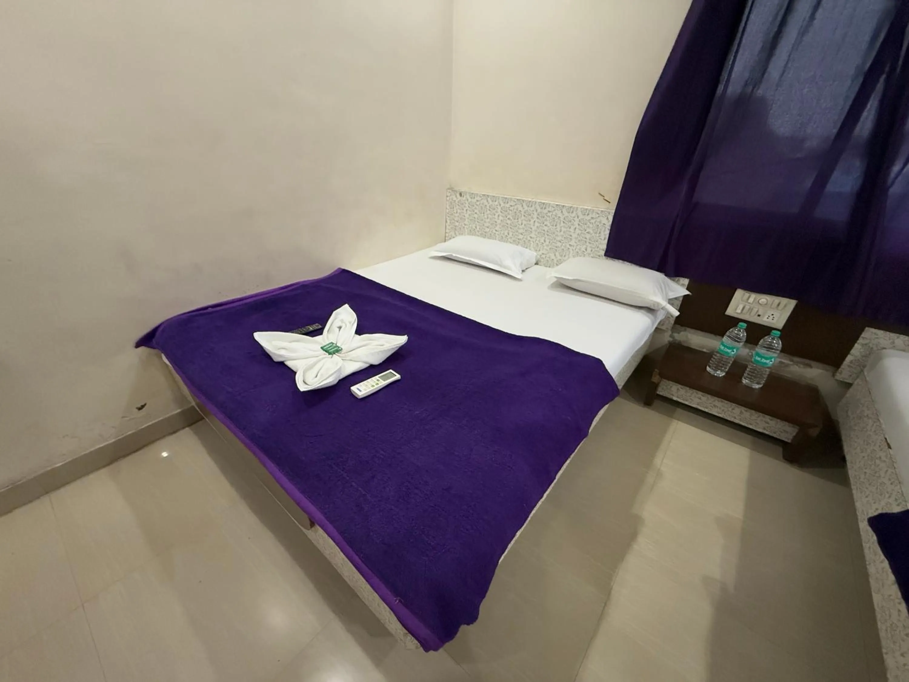 Bed in Hotel Temple Sai