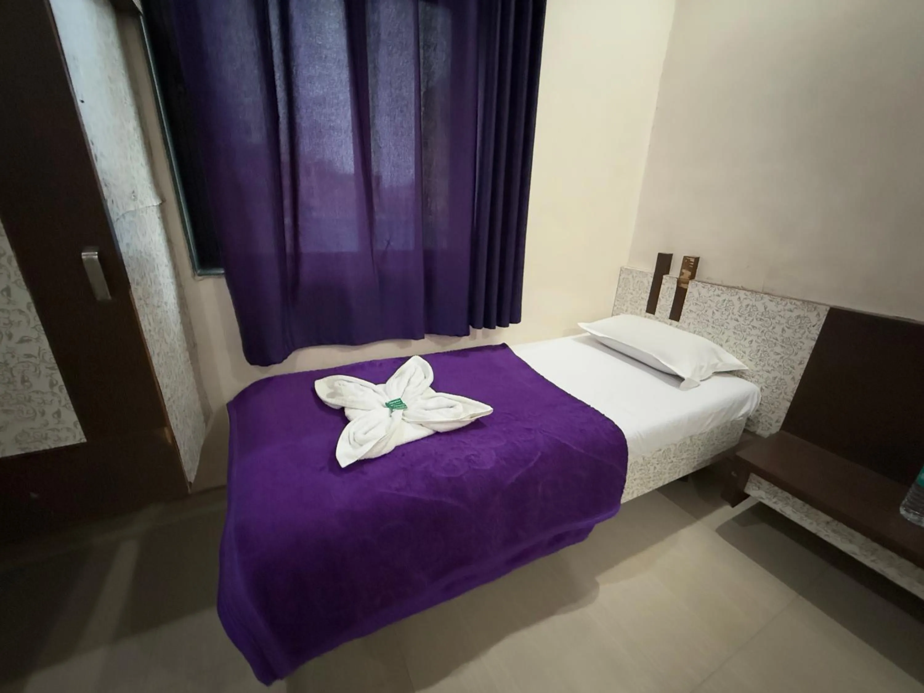 Bed in Hotel Temple Sai