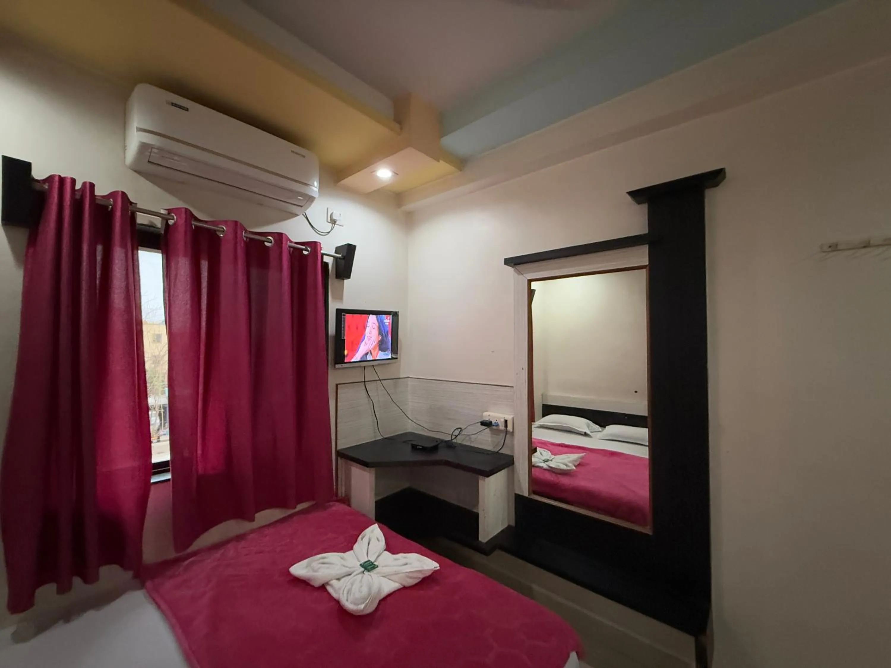 Bed in Hotel Temple Sai