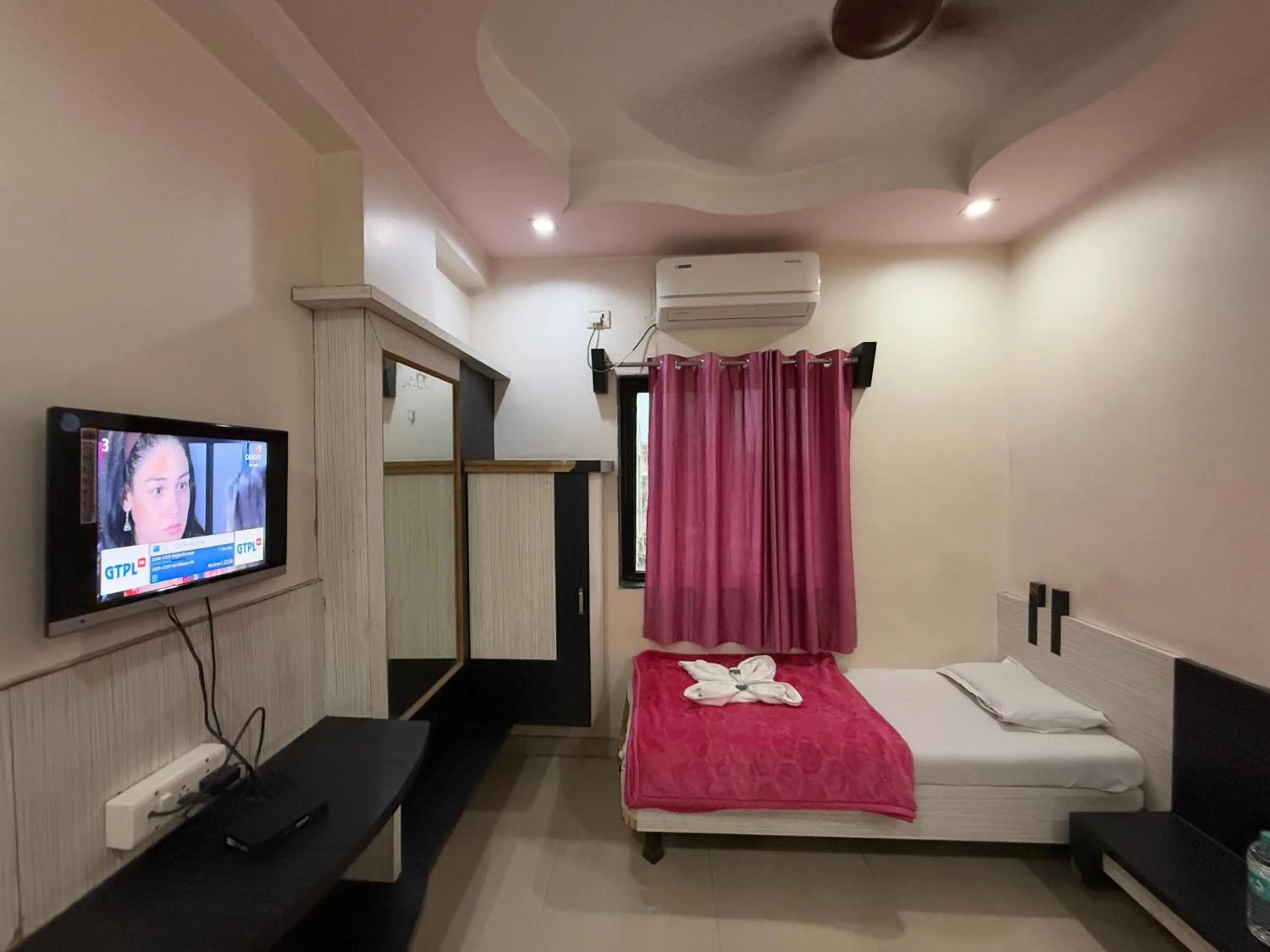 TV and multimedia, Bed in Hotel Temple Sai