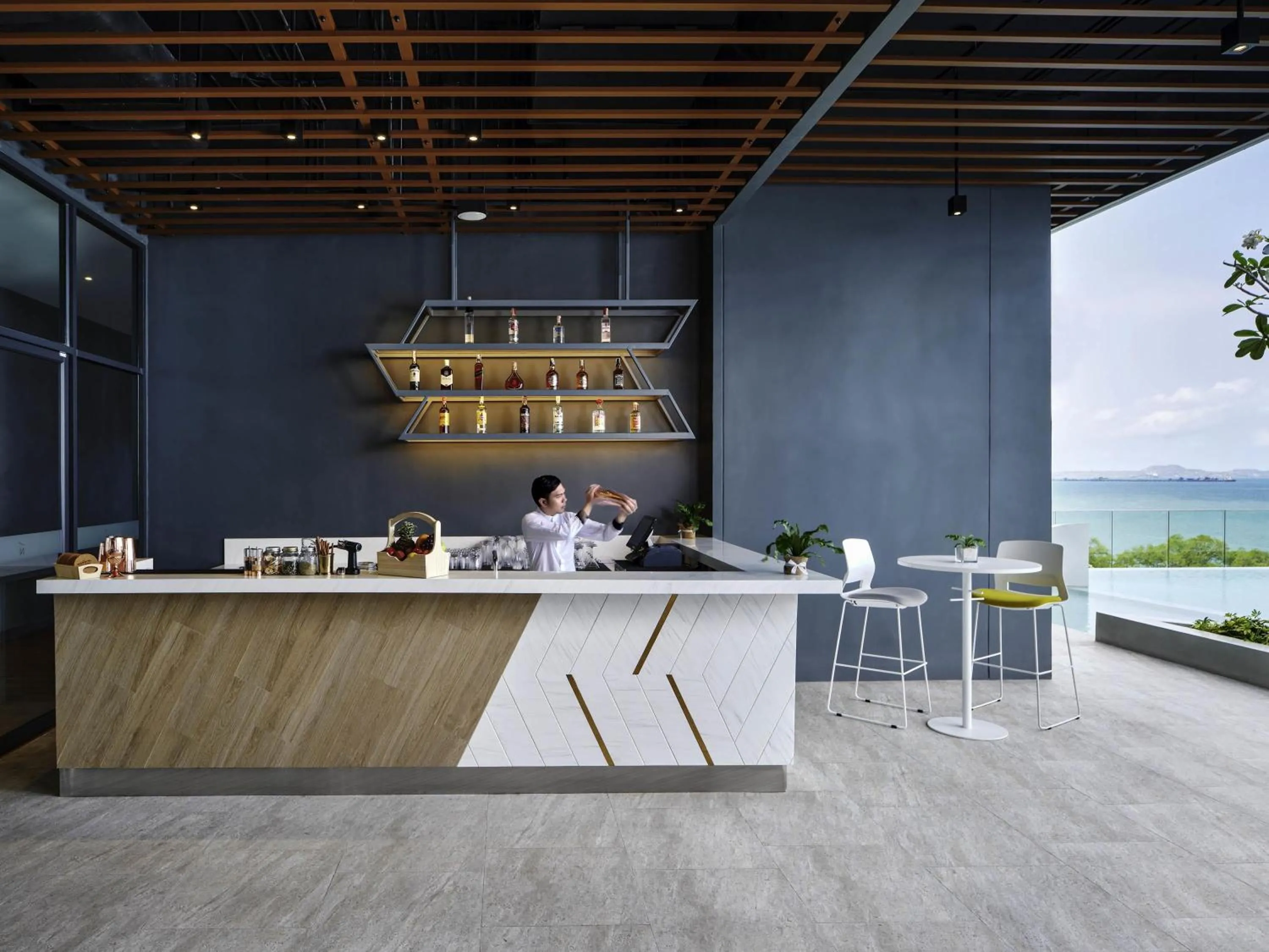 Lounge or bar in Novotel Marina Sriracha