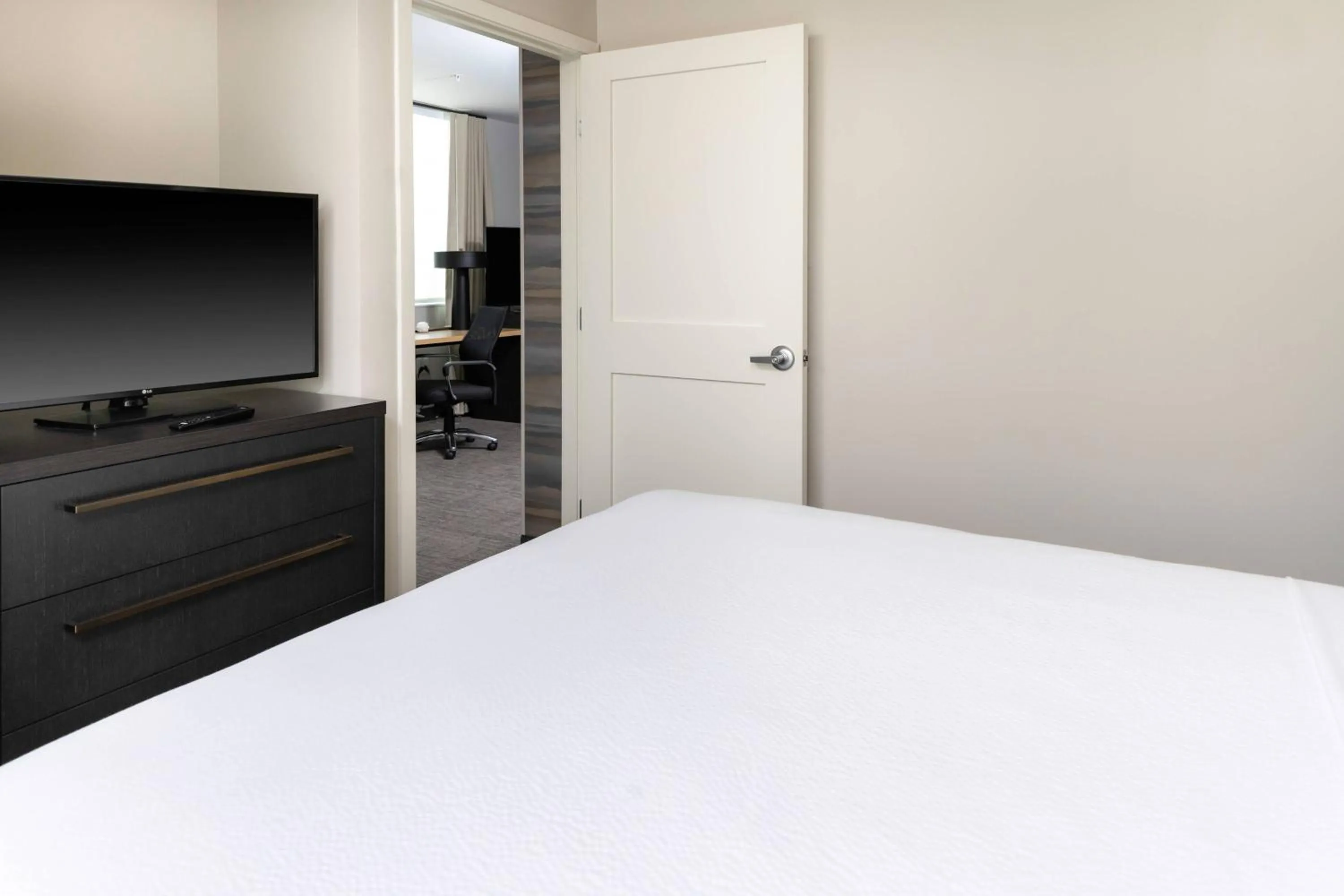 Bedroom, Bed in Residence Inn Franklin Berry Farms