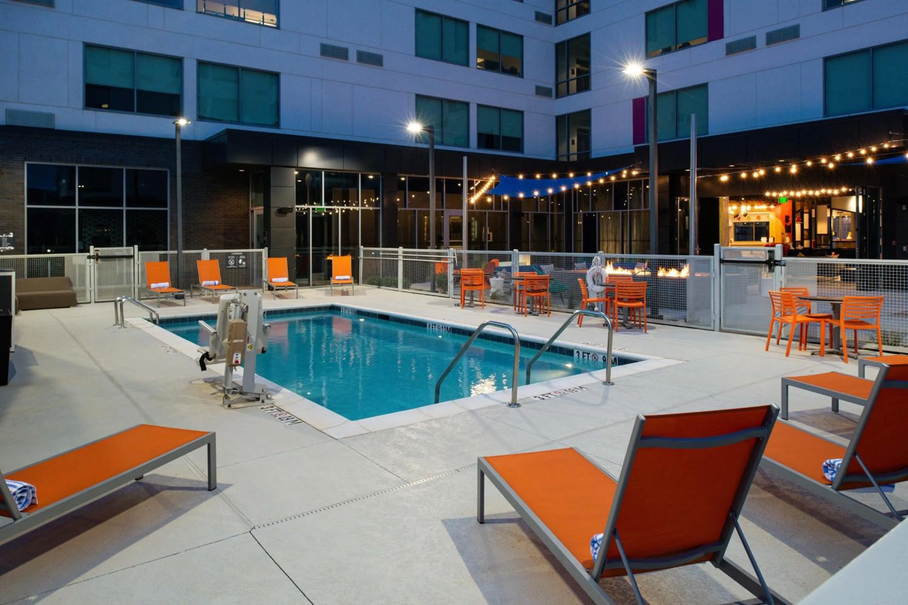 Swimming pool in Aloft Charlotte Airport