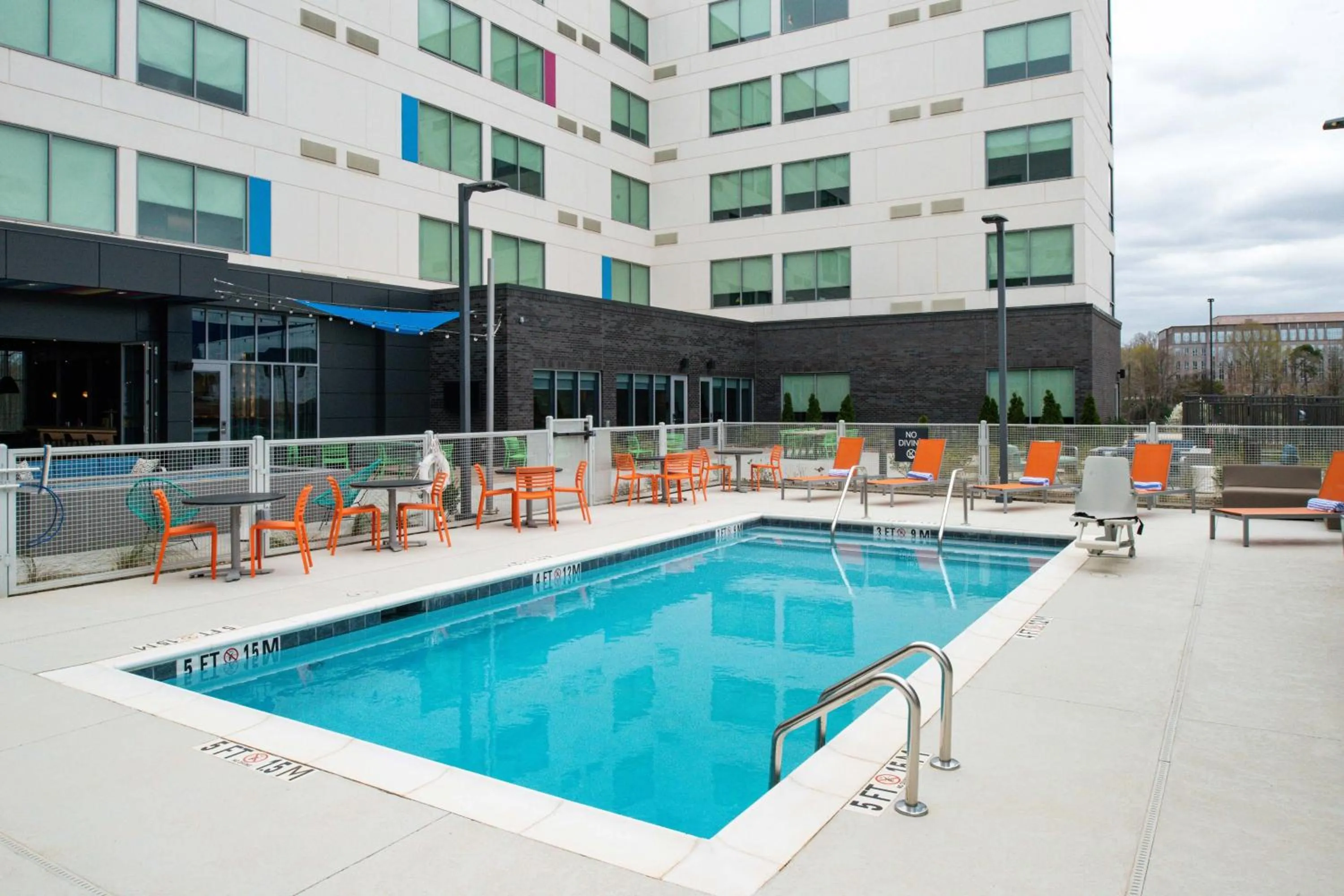 Swimming pool in Aloft Charlotte Airport
