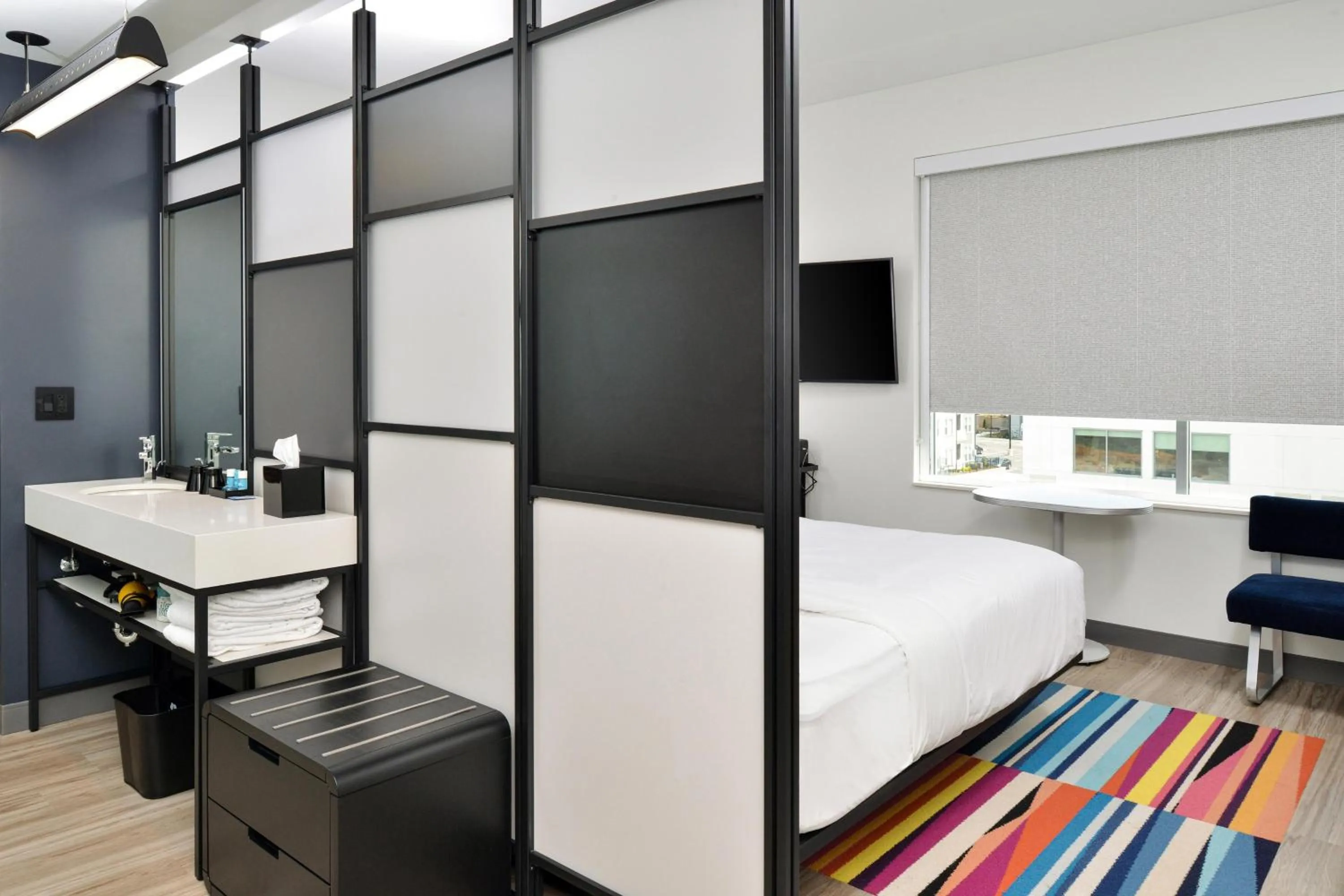 Bathroom, Bed in Aloft Charlotte Airport