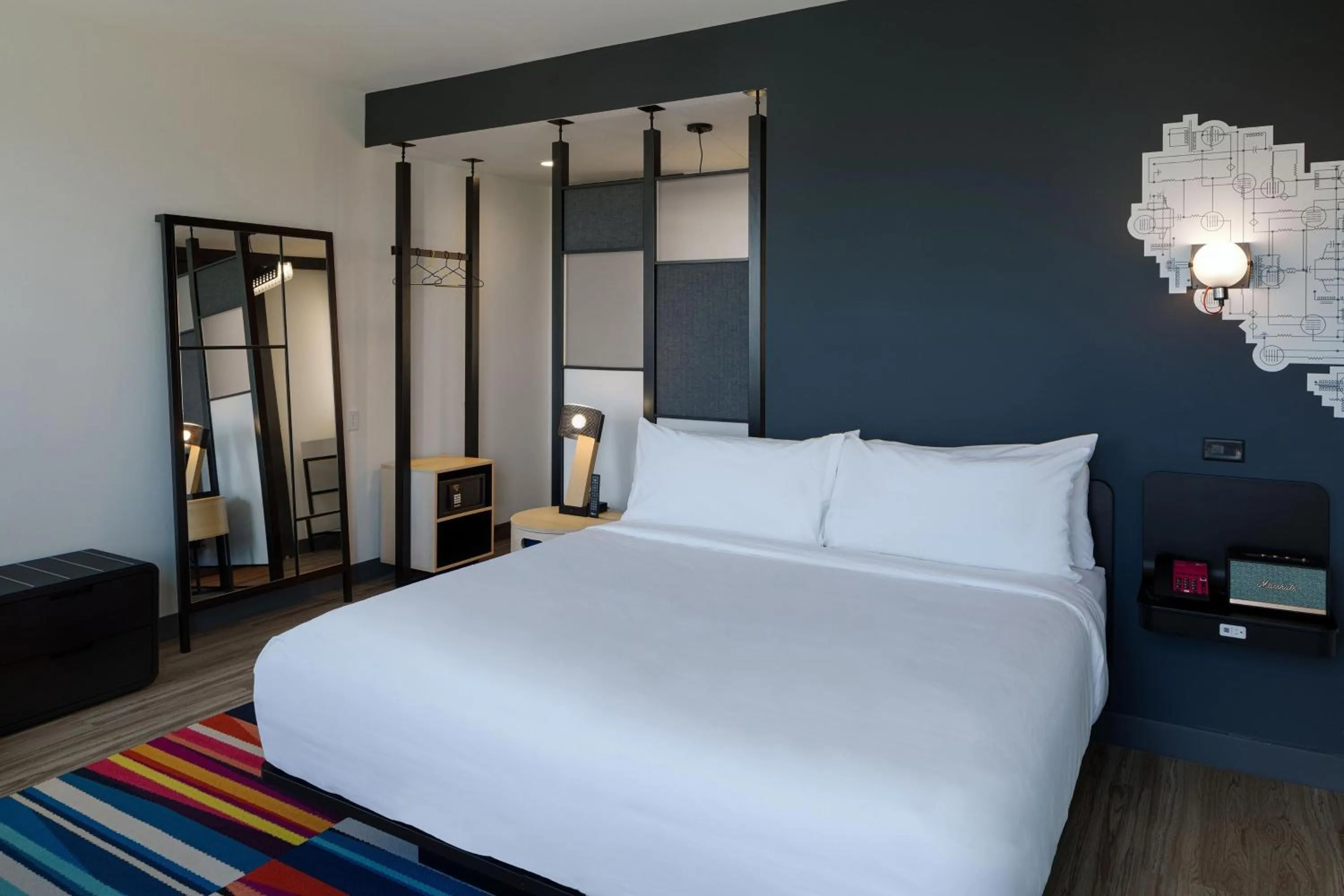 Photo of the whole room, Bed in Aloft Columbus