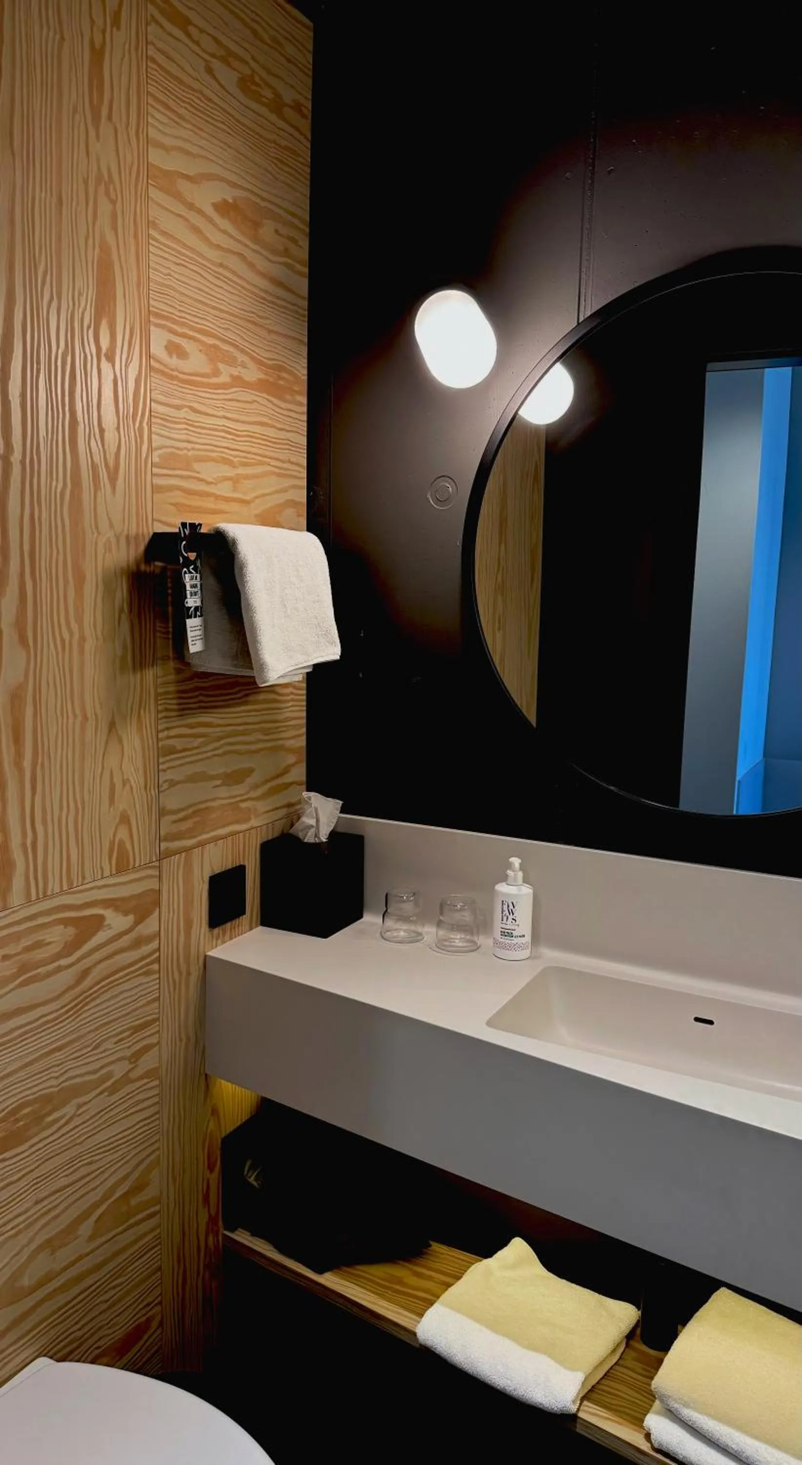 Bathroom, Bed in Moxy Kaunas Center