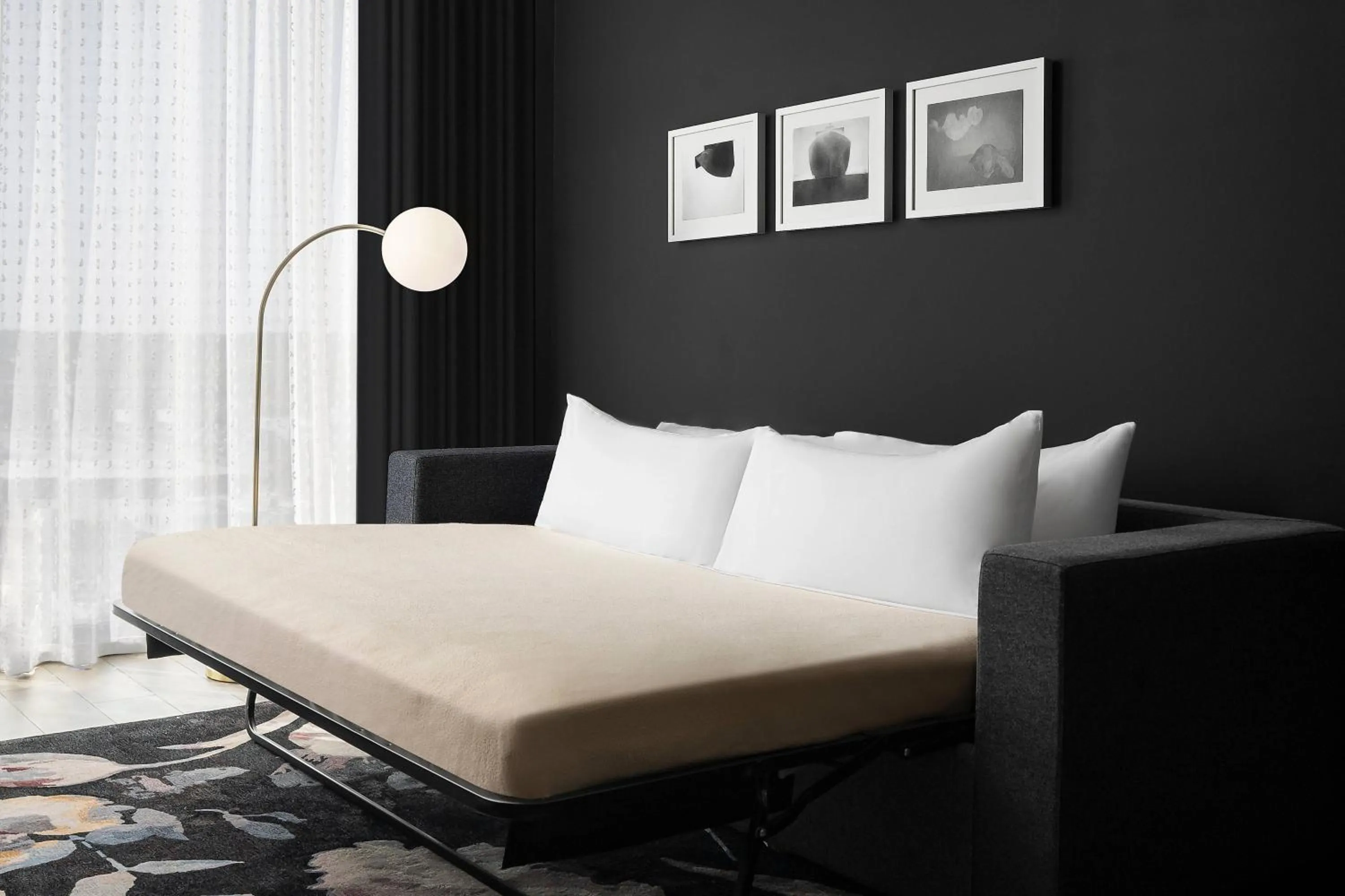 Photo of the whole room, Bed in Renaissance Milwaukee West Hotel