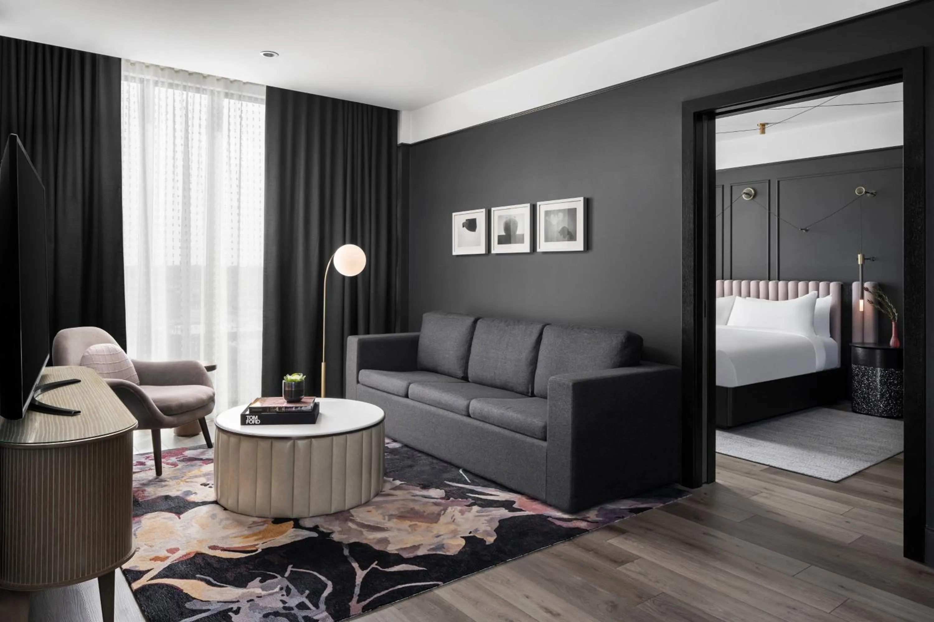 Photo of the whole room, Bed in Renaissance Milwaukee West Hotel