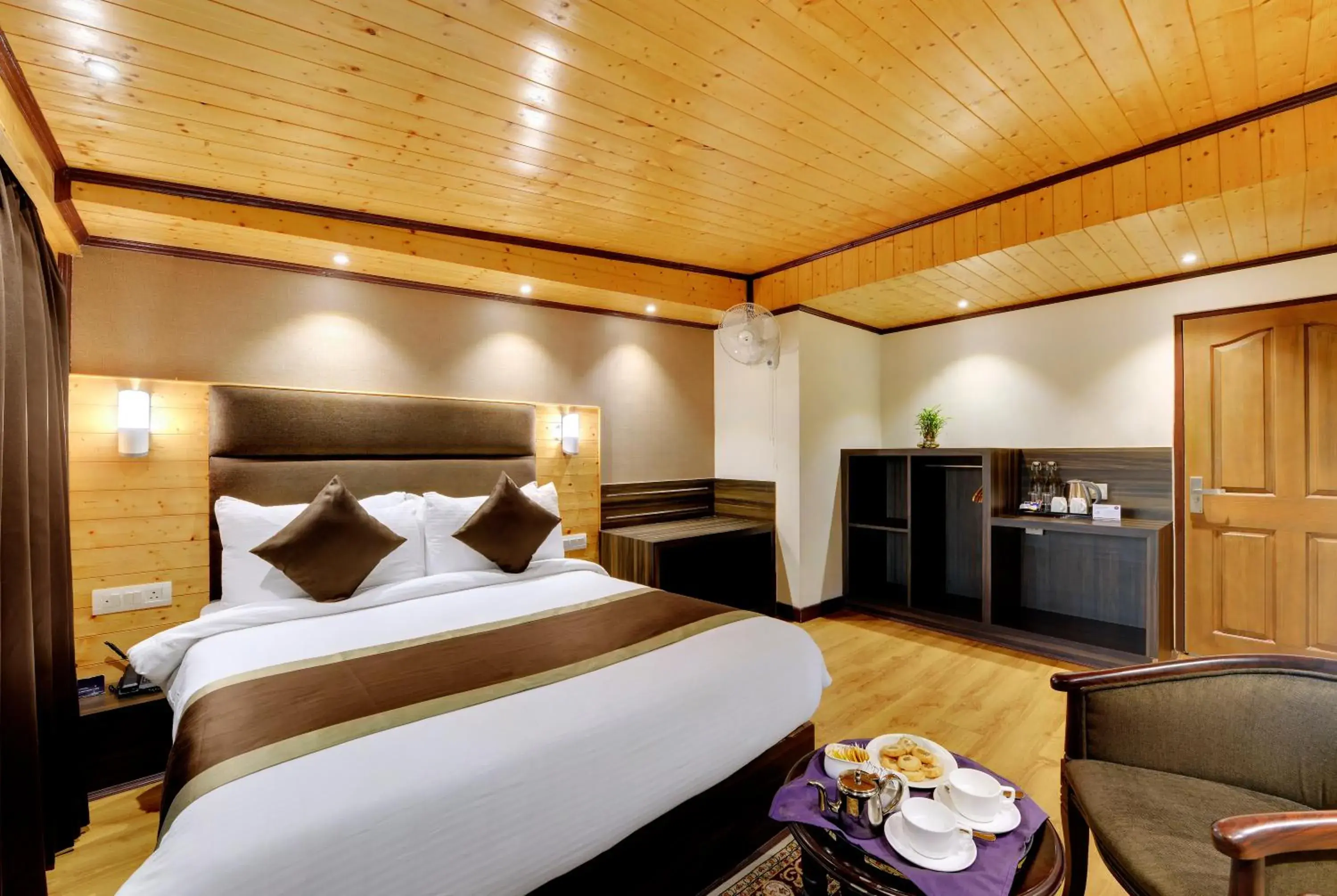 Deluxe Room in Sumitel Shangrila Deluxe Room in Sumitel Shangrila