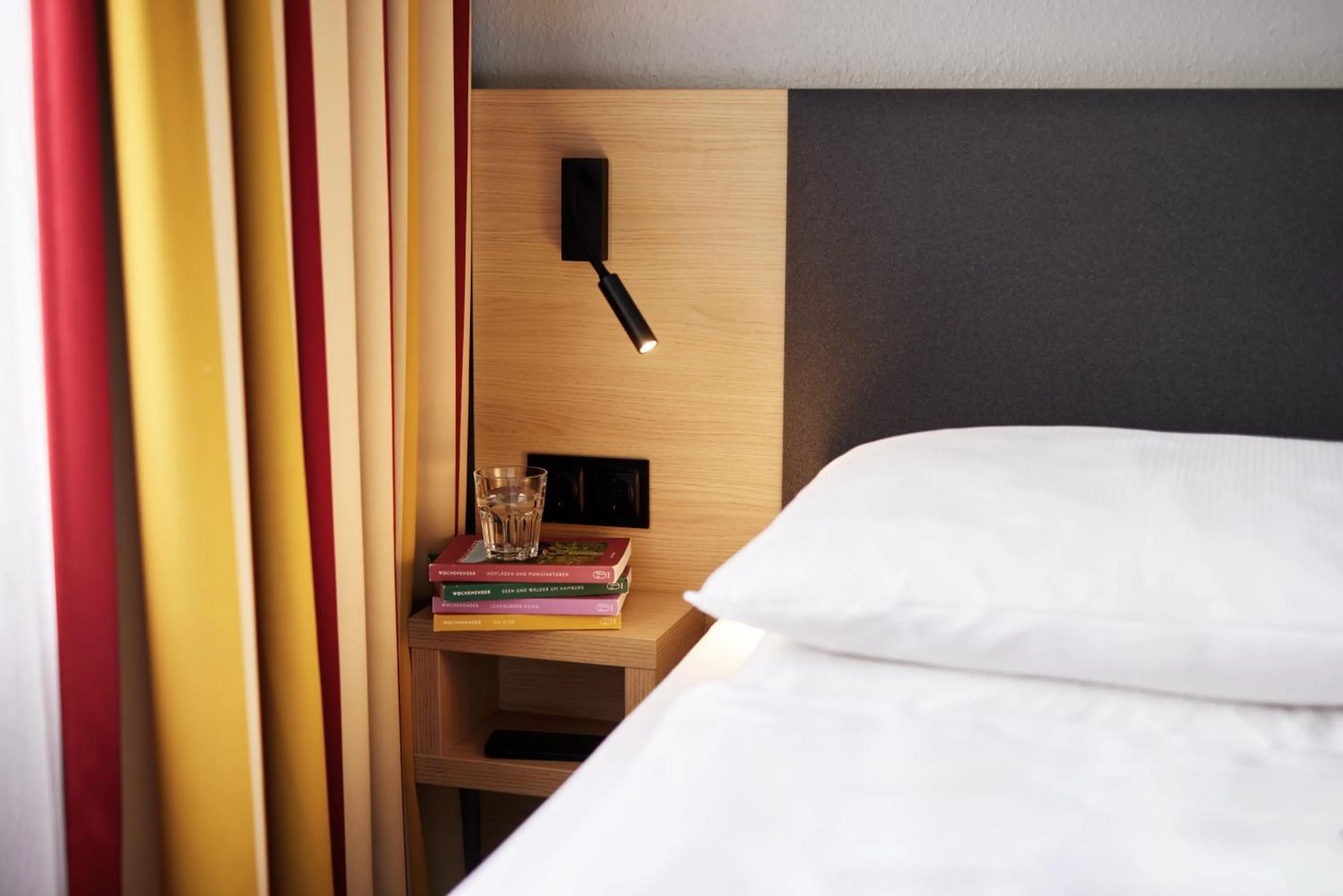 Photo of the whole room, Bed in Hotel Central Hamburg