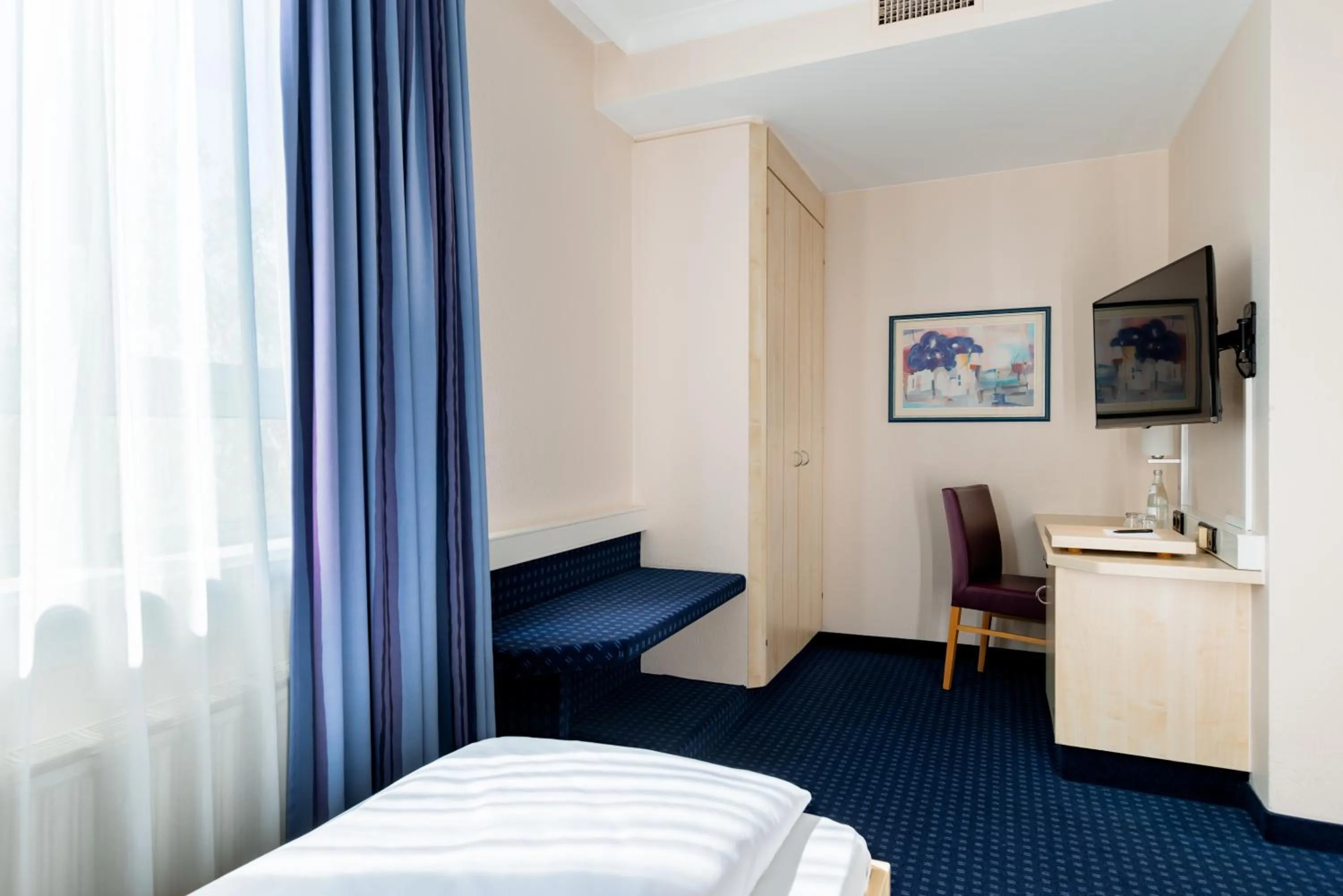 Photo of the whole room, Bed in Rugs Hotel Augsburg City