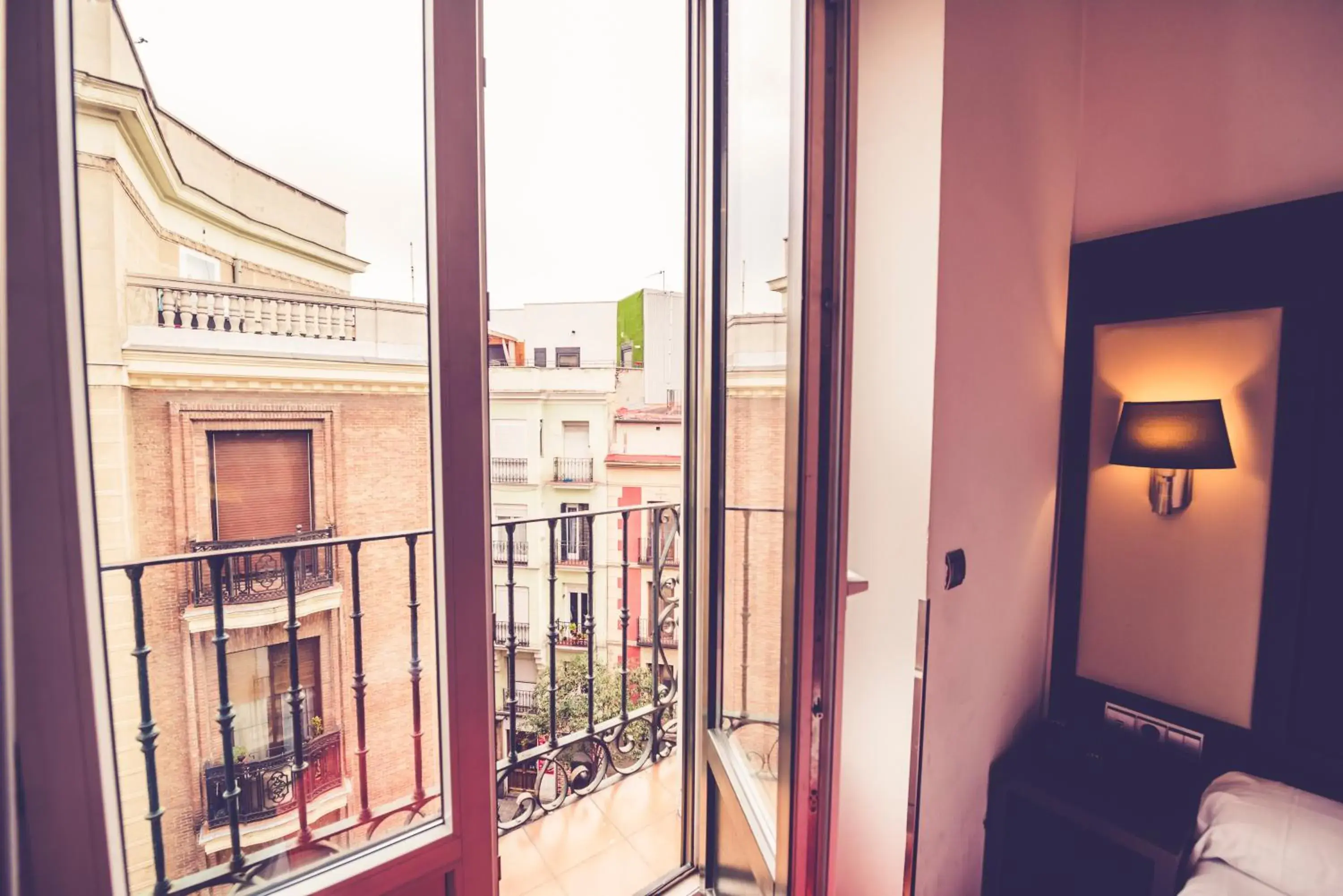 Property building in Hostal Sol Los Angeles Property building in Hostal Sol Los Angeles