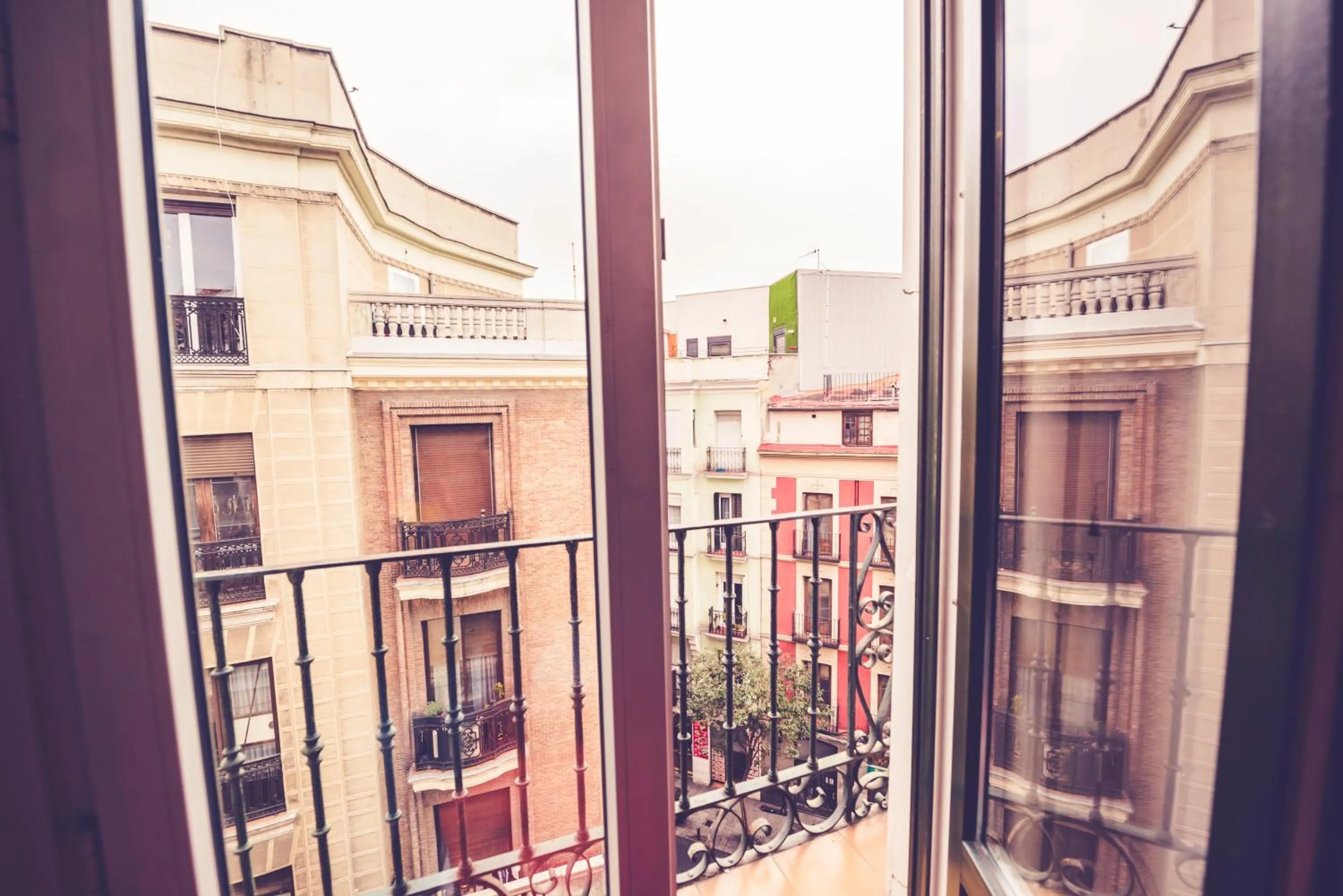 Property building in Hostal Sol Los Angeles