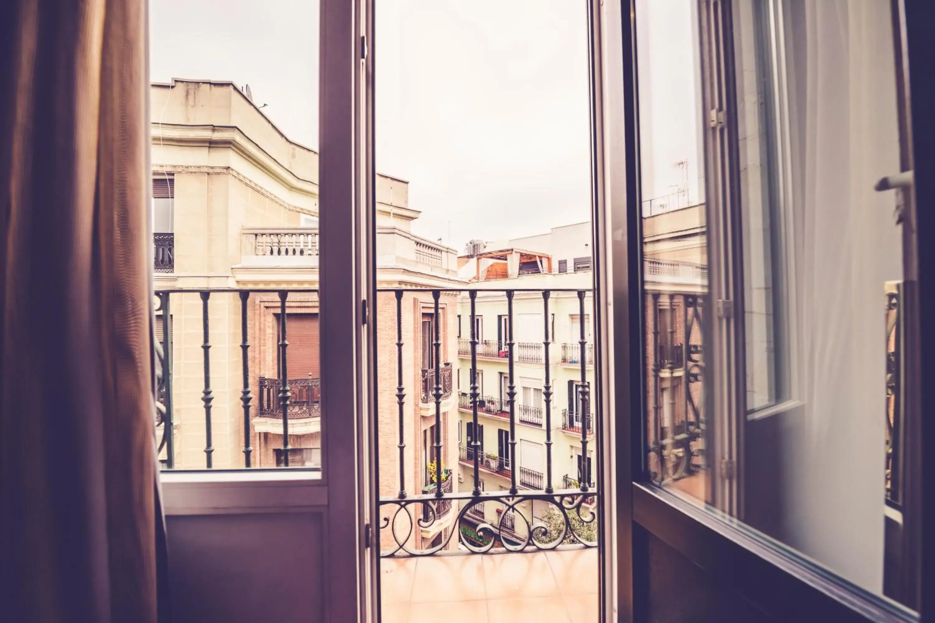 Property building in Hostal Sol Los Angeles Property building in Hostal Sol Los Angeles