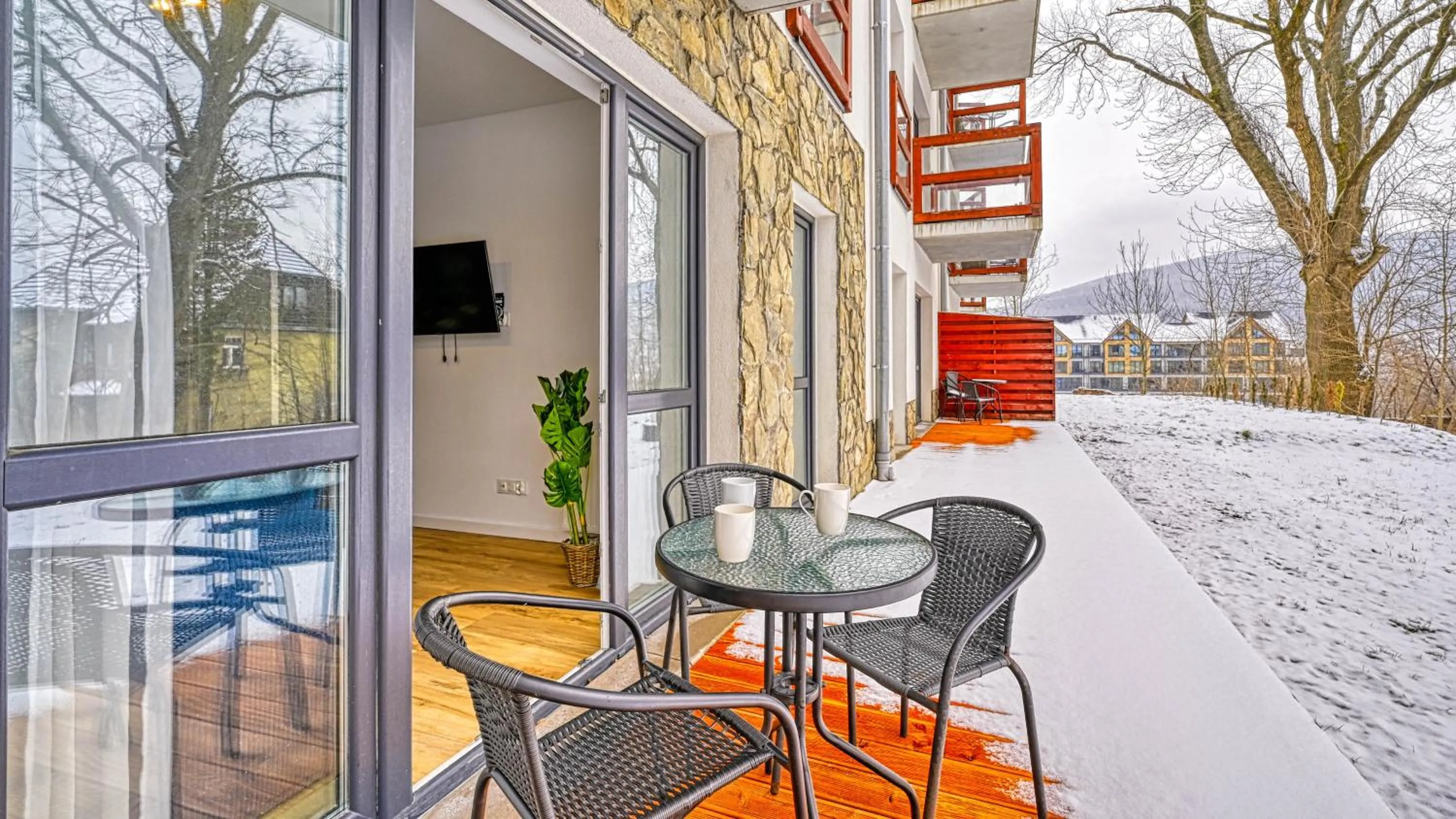 Day in Holiday Mountain Residence, Sun & Snow