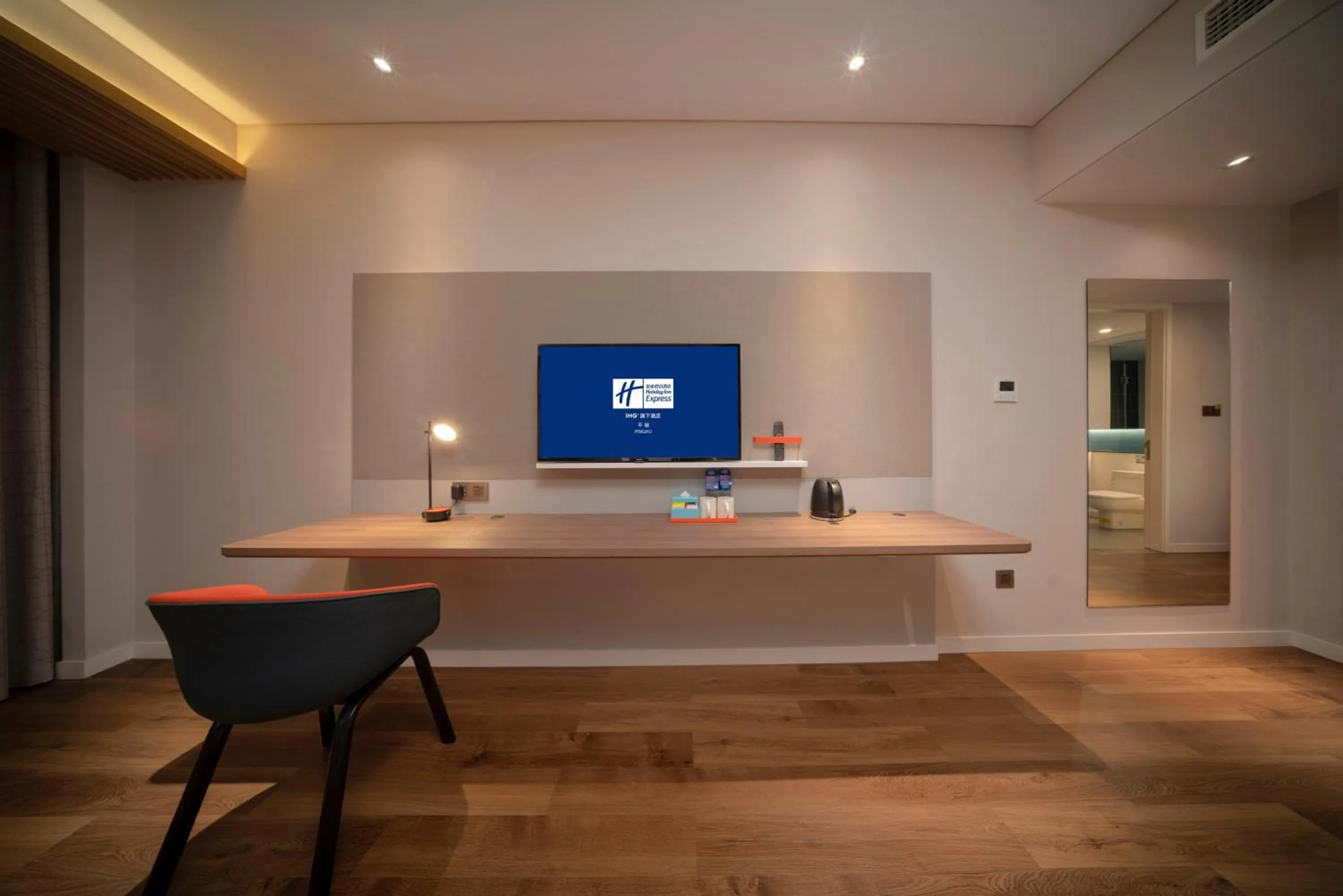 Photo of the whole room in Holiday Inn Express Pinghu by IHG