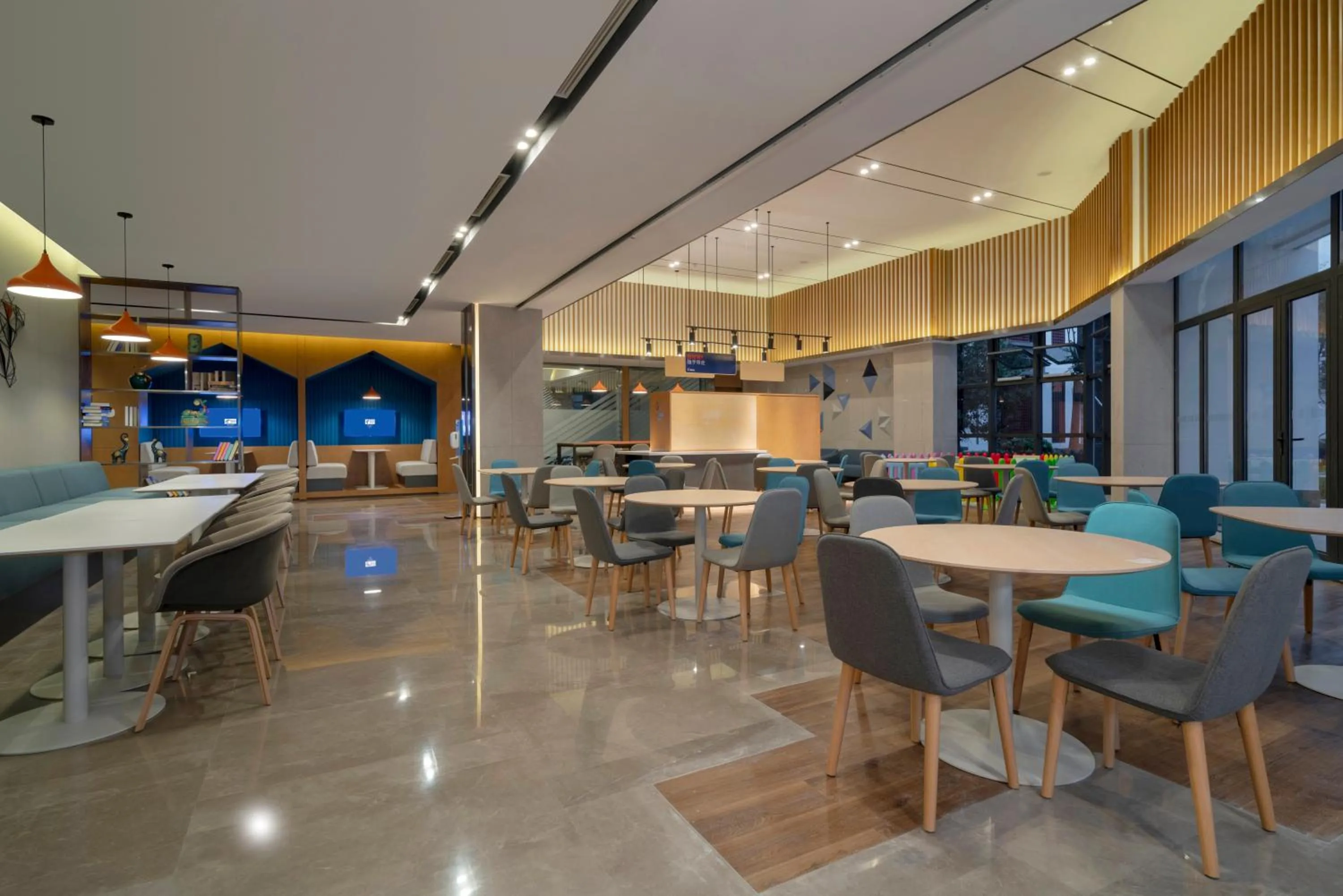 Restaurant/places to eat in Holiday Inn Express Pinghu by IHG