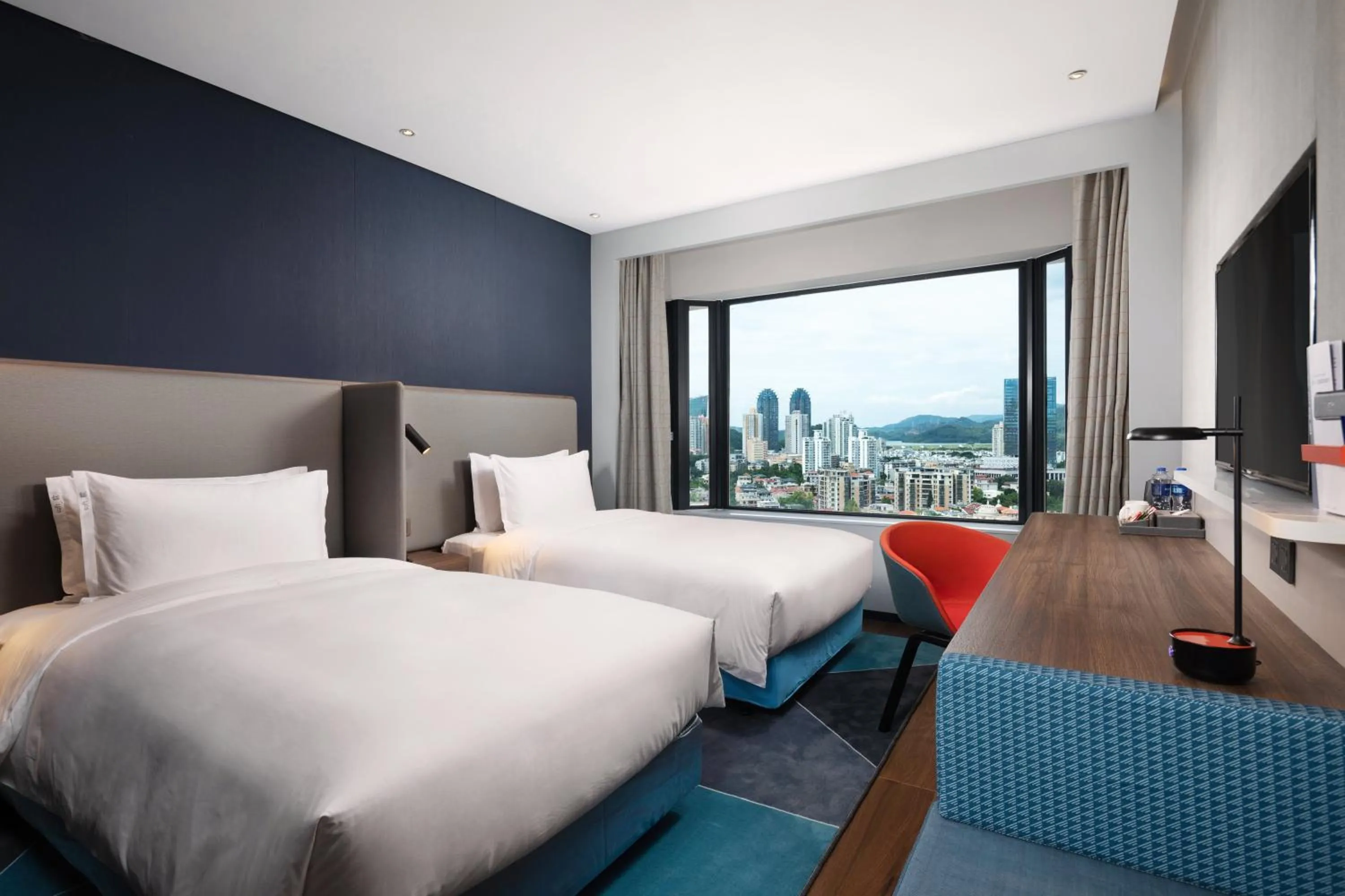 Photo of the whole room, Bed in Holiday Inn Express Shenzhen Dongmen by IHG