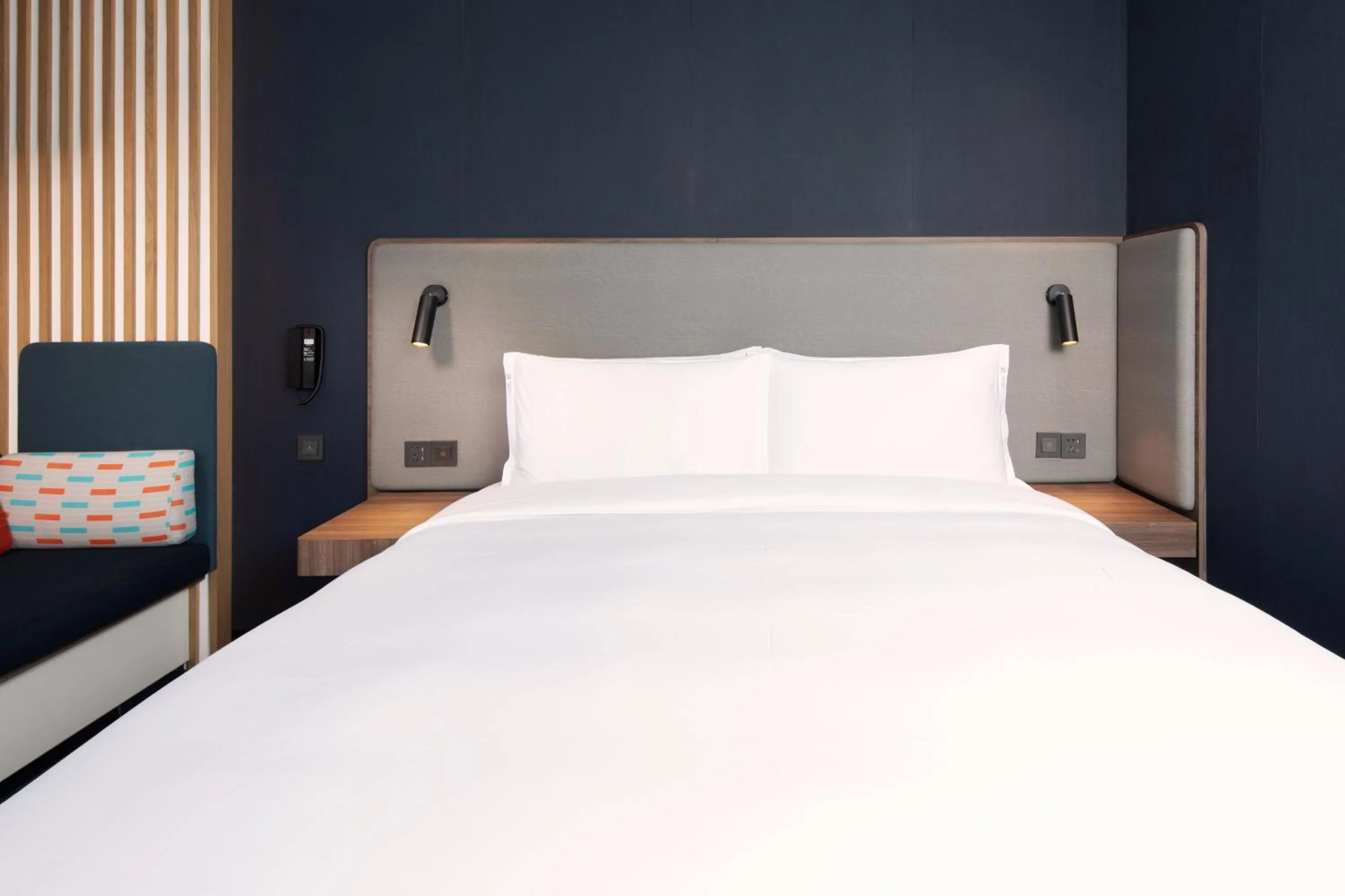 Photo of the whole room, Bed in Holiday Inn Express Shenzhen Dongmen by IHG