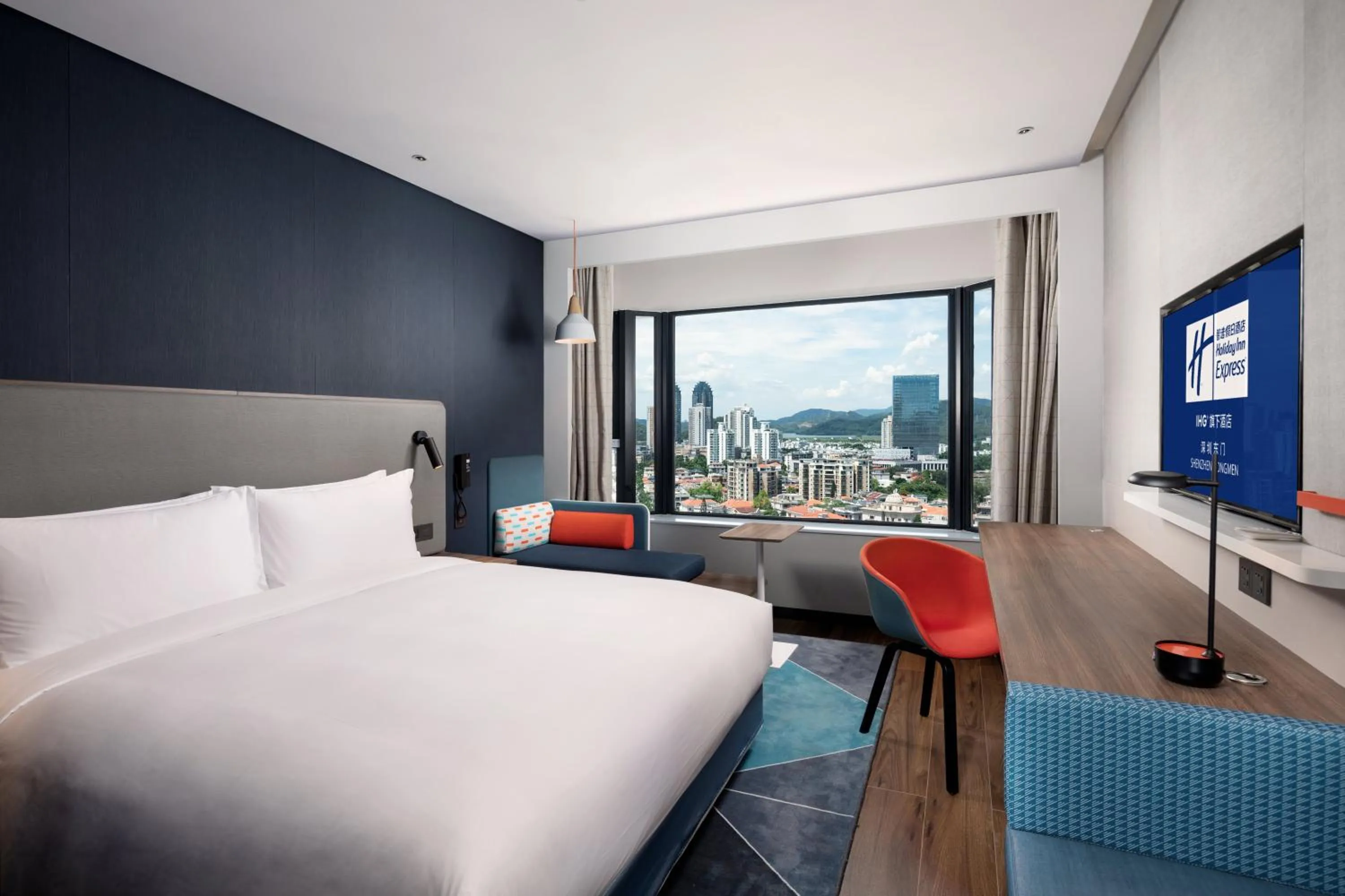 Photo of the whole room, Bed in Holiday Inn Express Shenzhen Dongmen by IHG