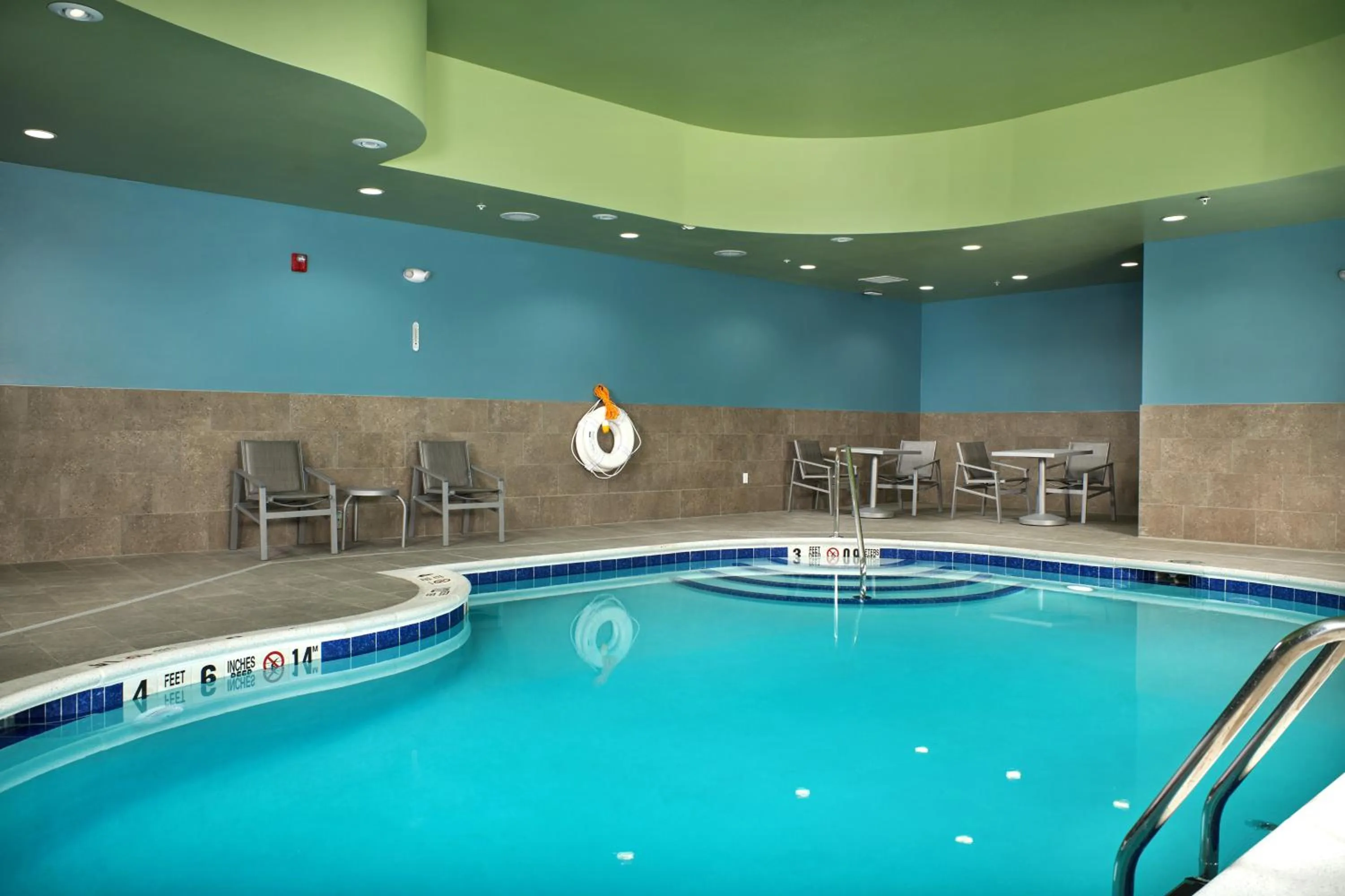 Swimming pool in Holiday Inn Express - Lockport by IHG