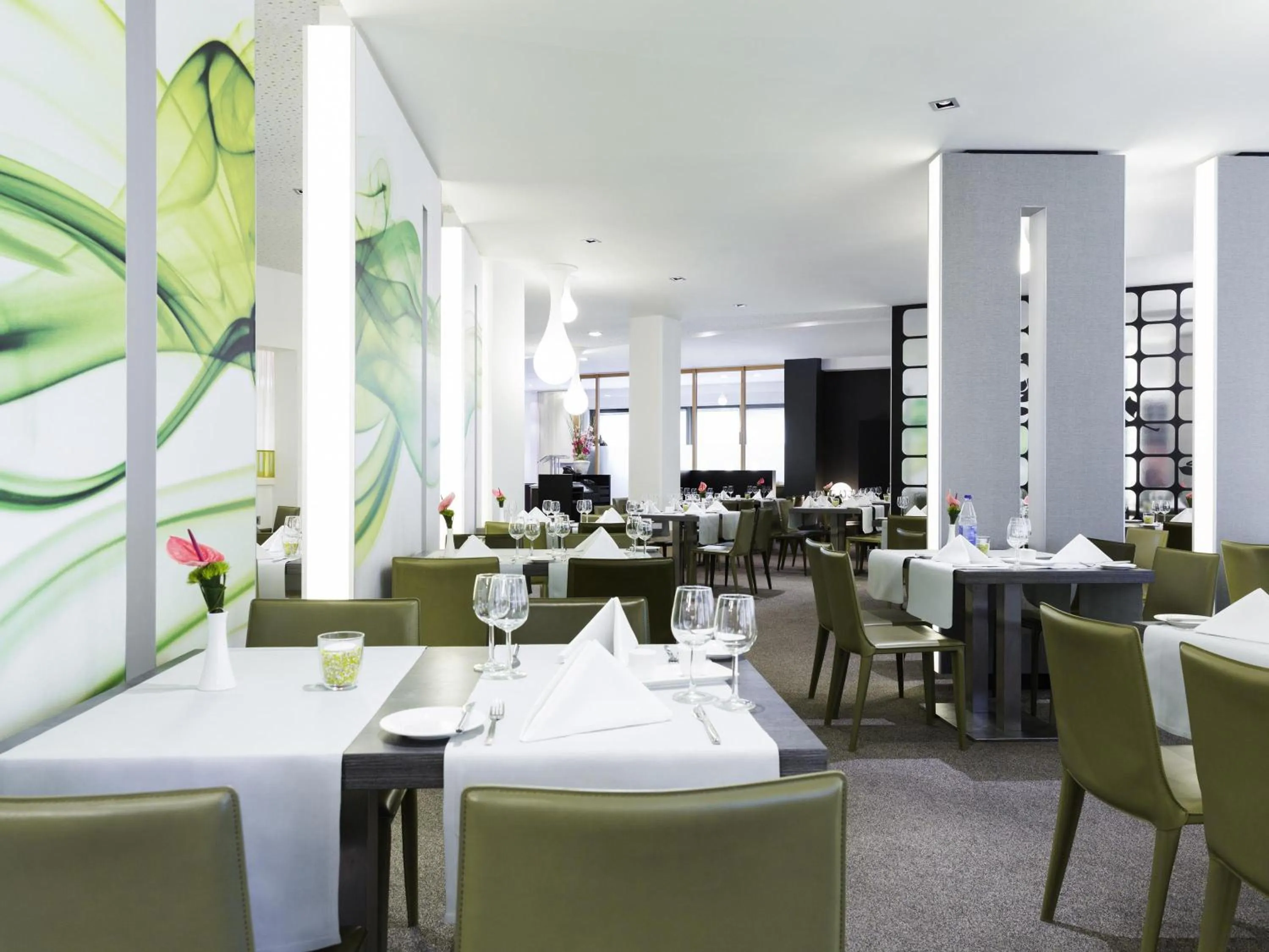 Restaurant/places to eat in Novotel Frankfurt City