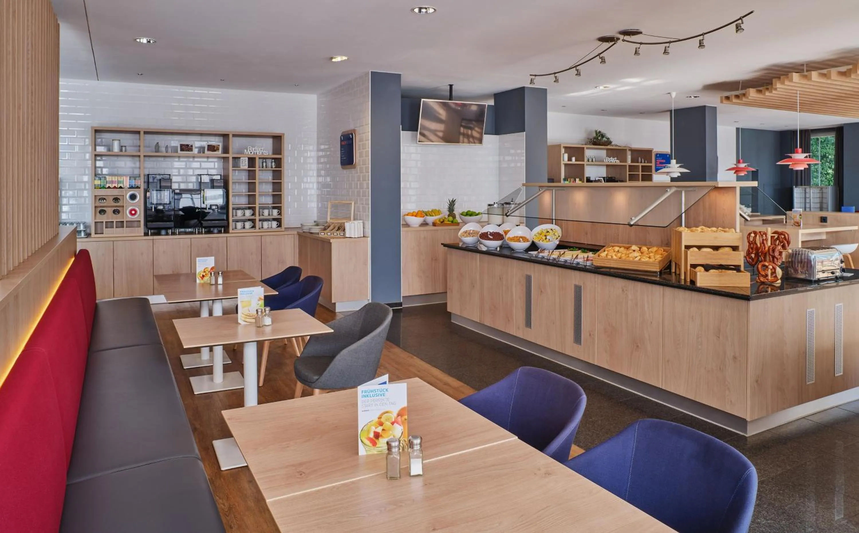 Restaurant/places to eat in Holiday Inn Express Frankfurt Airport by IHG