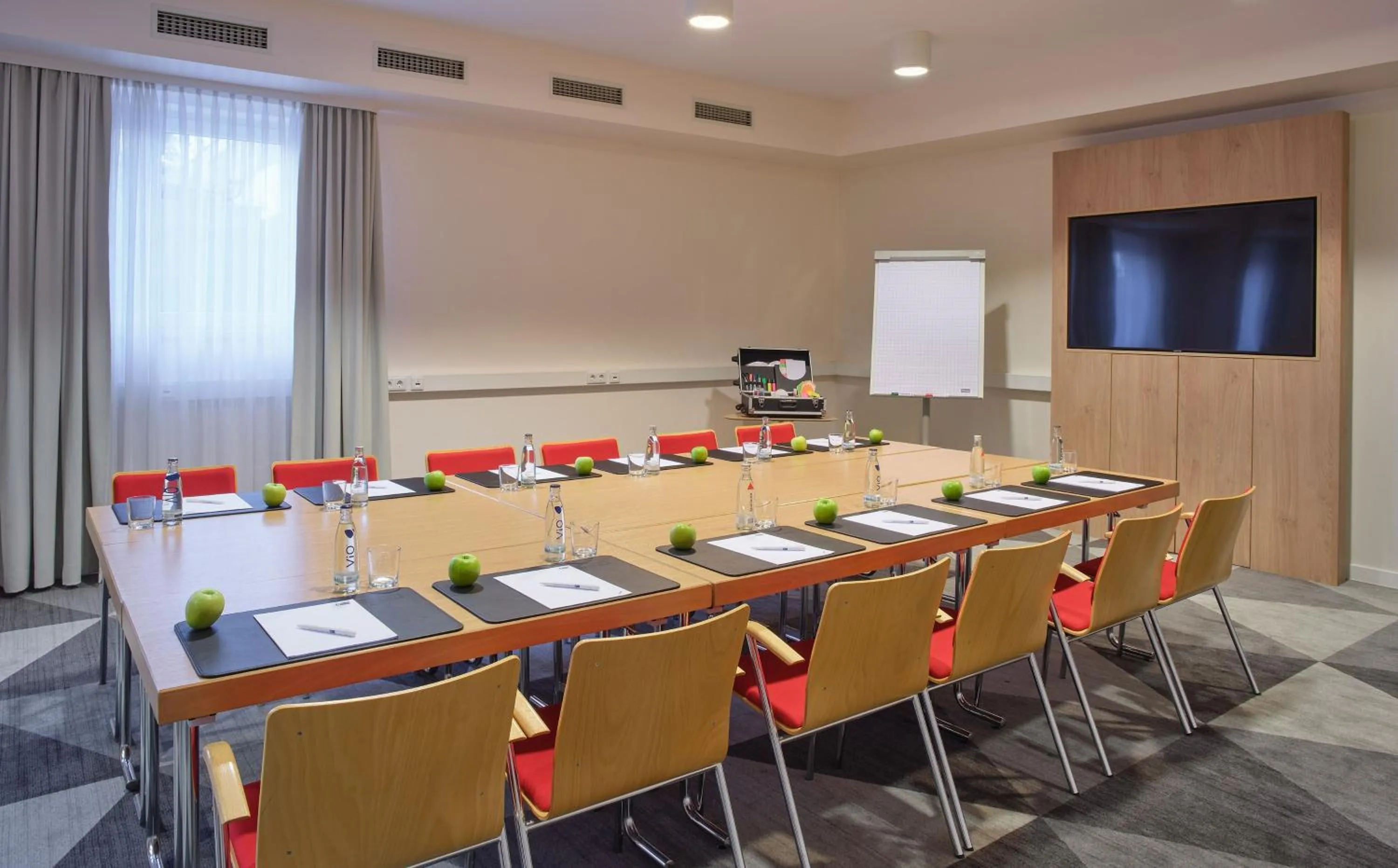 Meeting/conference room in Holiday Inn Express Frankfurt Airport by IHG