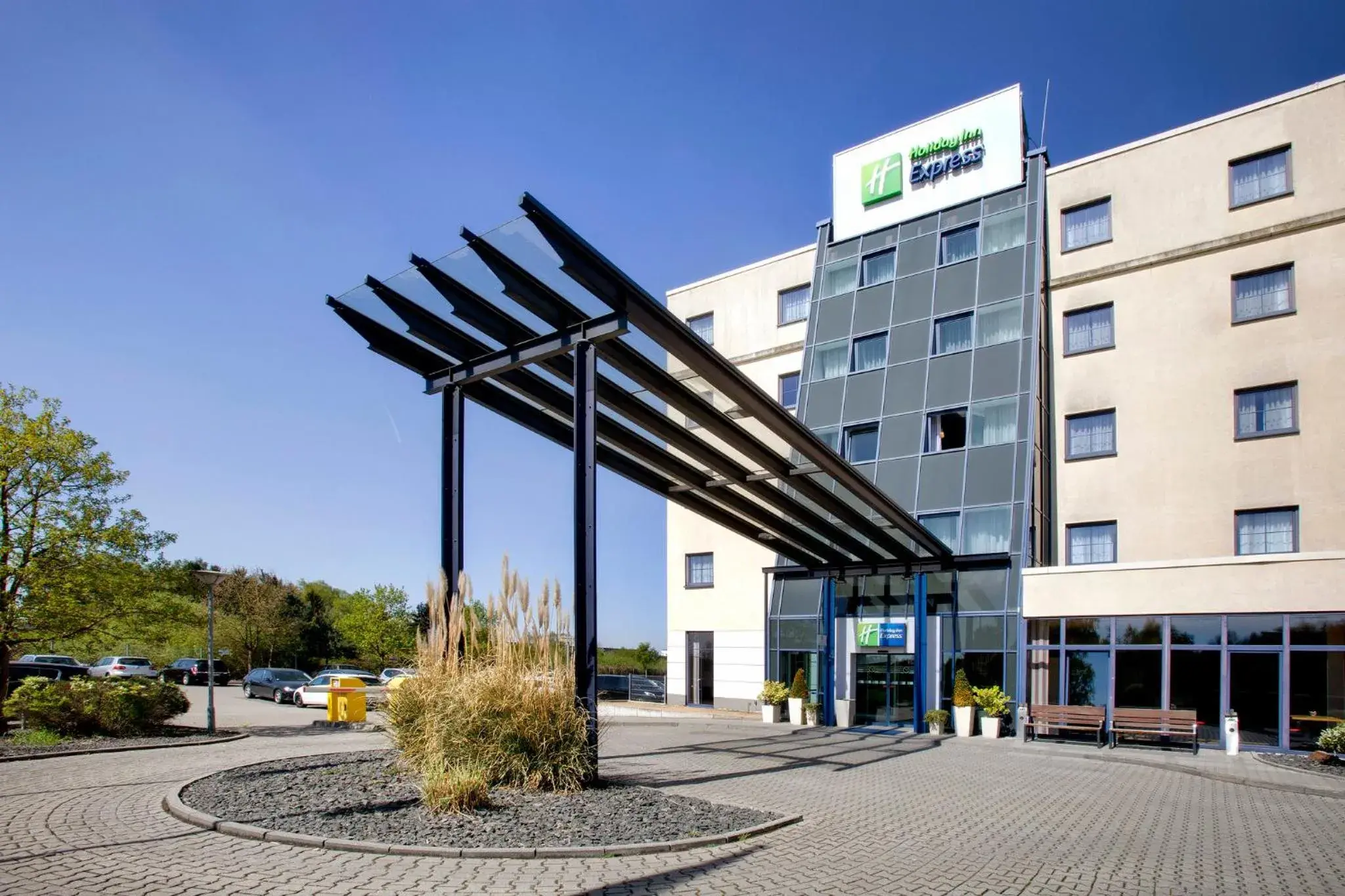 Property building in Holiday Inn Express Frankfurt Airport by IHG Property building in Holiday Inn Express Frankfurt Airport by IHG