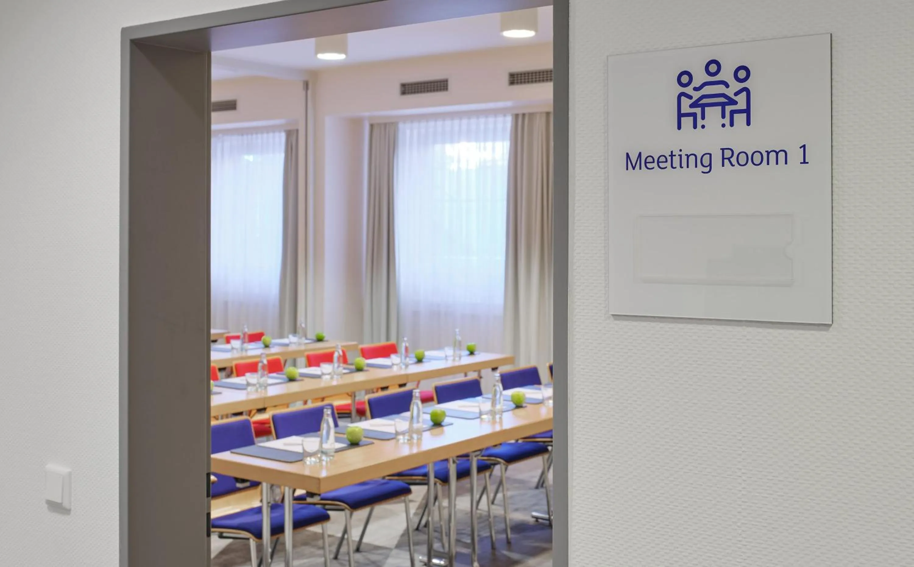 Business facilities in Holiday Inn Express Frankfurt Airport by IHG