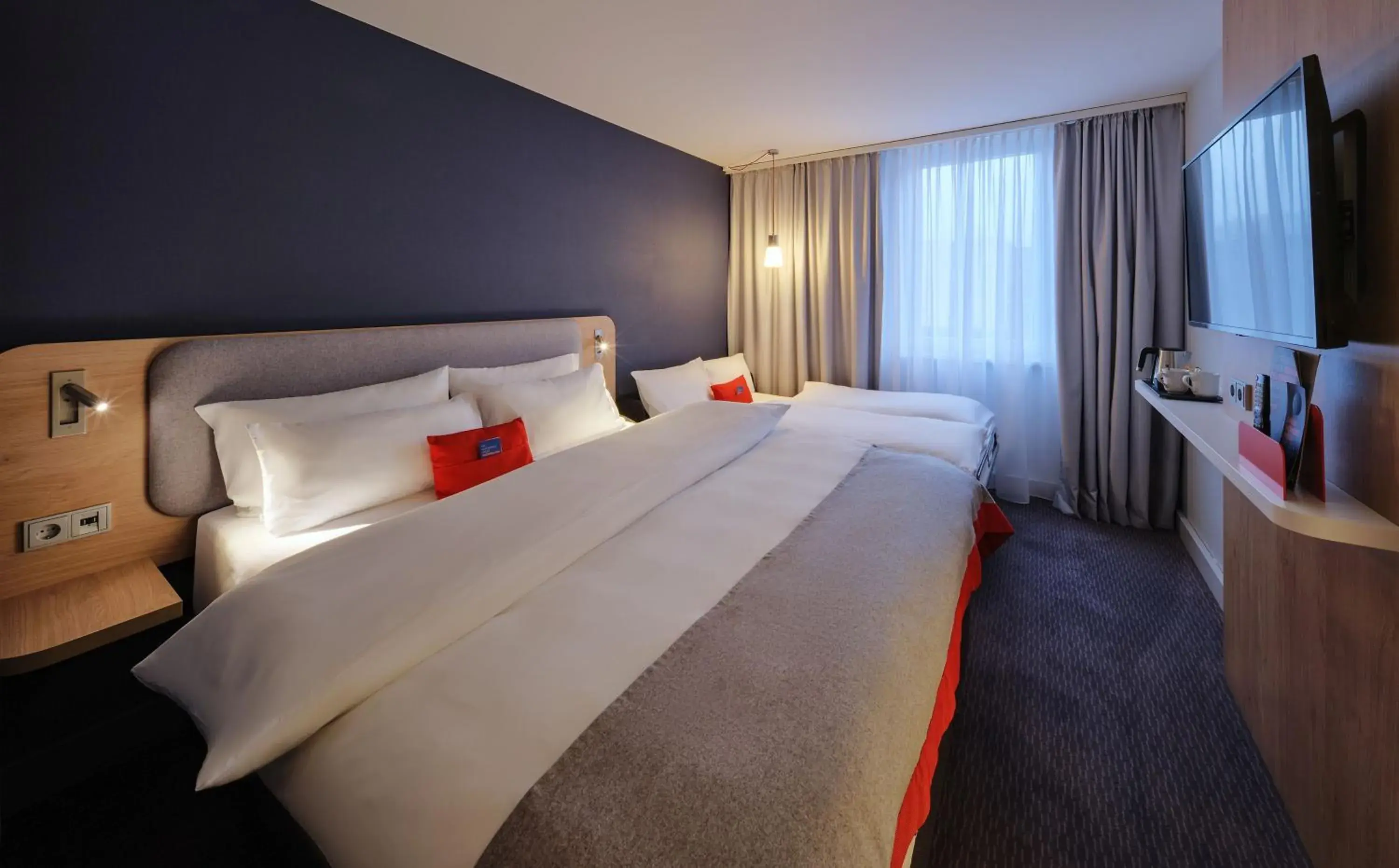 Bed in Holiday Inn Express Frankfurt Airport by IHG Bed in Holiday Inn Express Frankfurt Airport by IHG