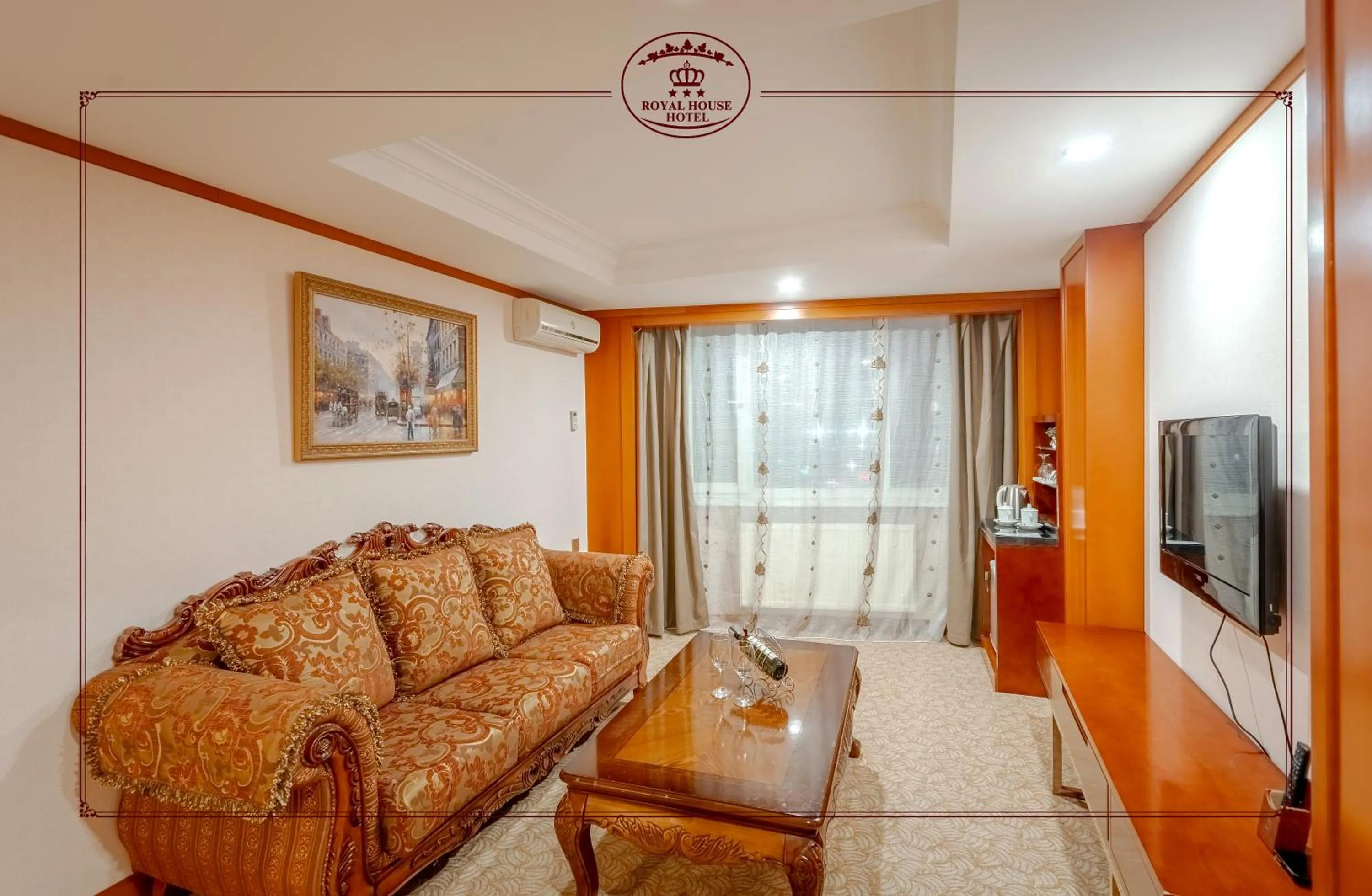 Living room in Royal House Hotel