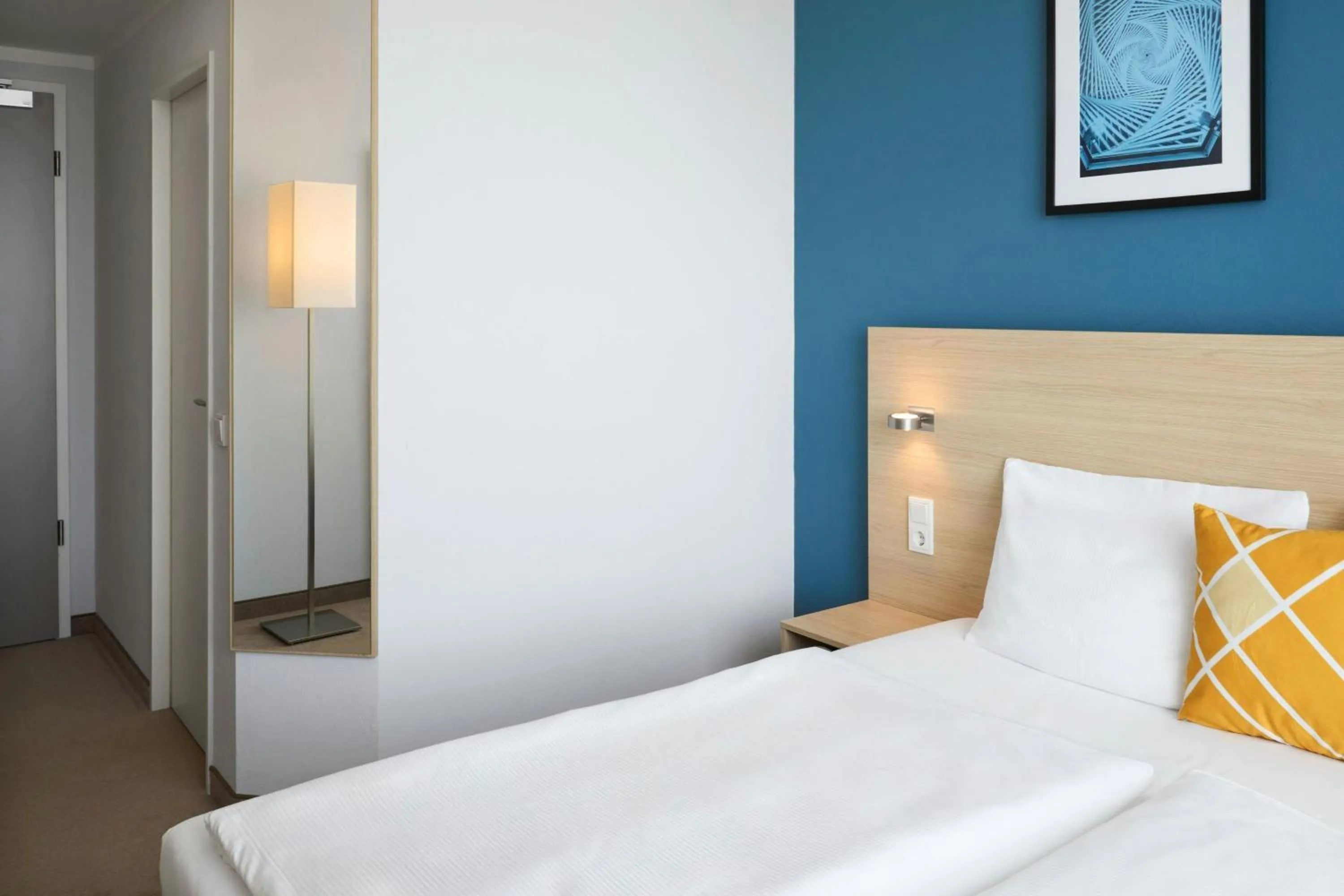 Photo of the whole room, Bed in Four Points Flex by Sheraton Göttingen